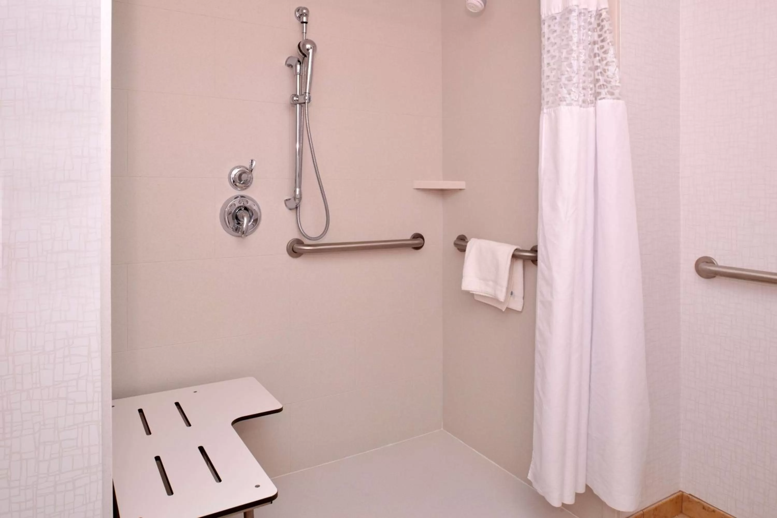 King Room - Disability Access/Hearing Accessible in Hampton Inn Omaha Midtown-Aksarben