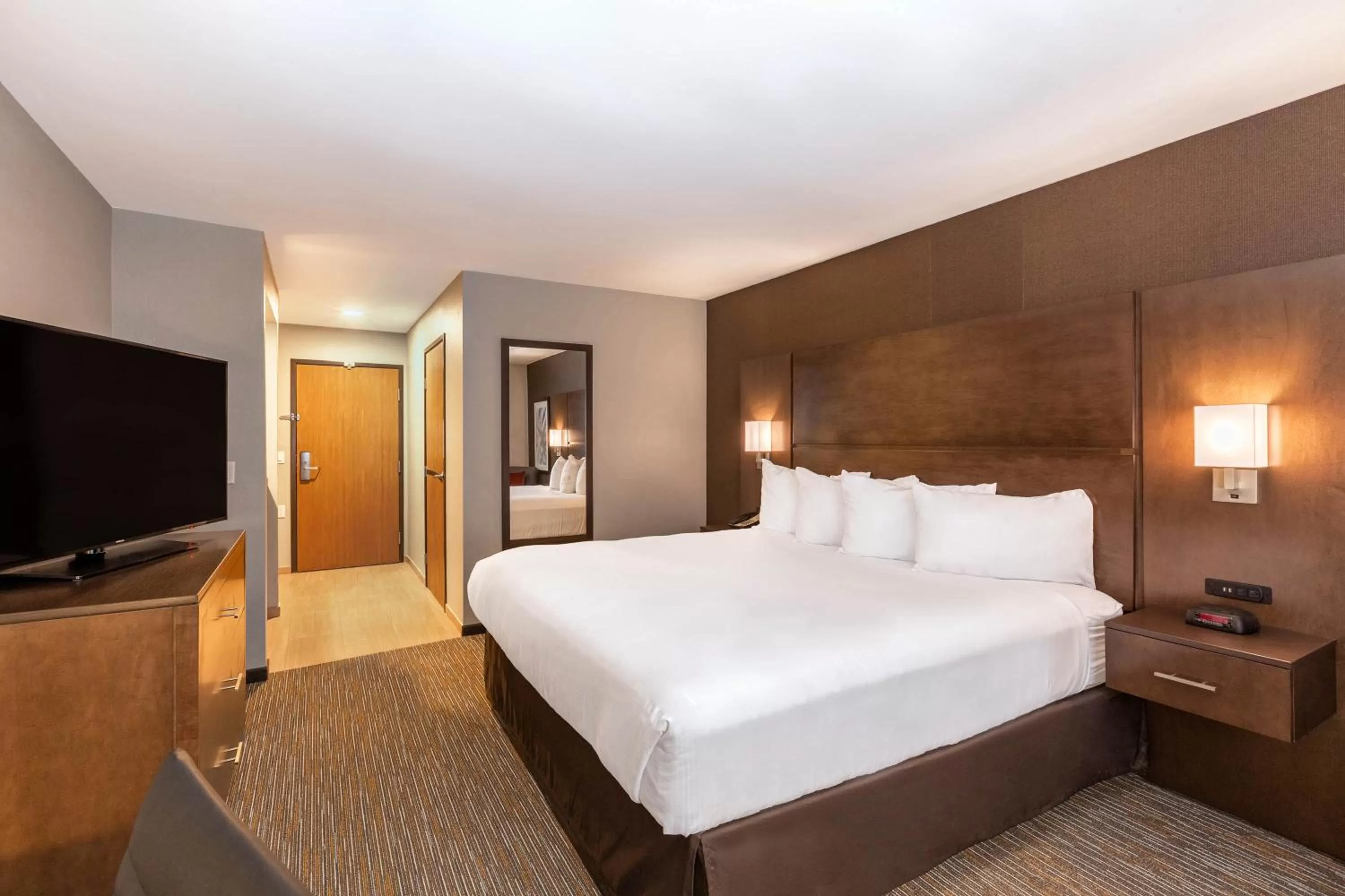 Deluxe King Room - Mobility Access/Non-Smoking in Wingate by Wyndham Wisconsin Dells Waterpark