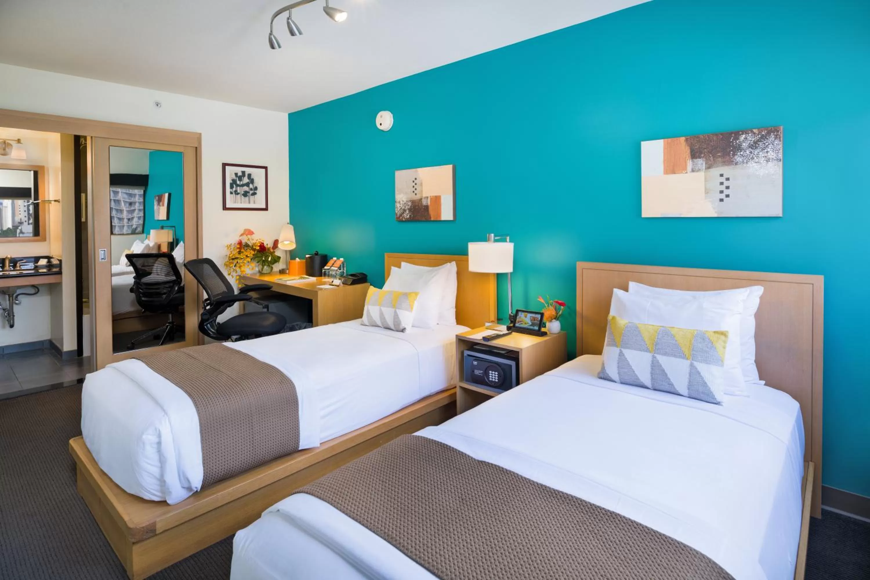 Standard Twin Room in VIVE Hotel Waikiki