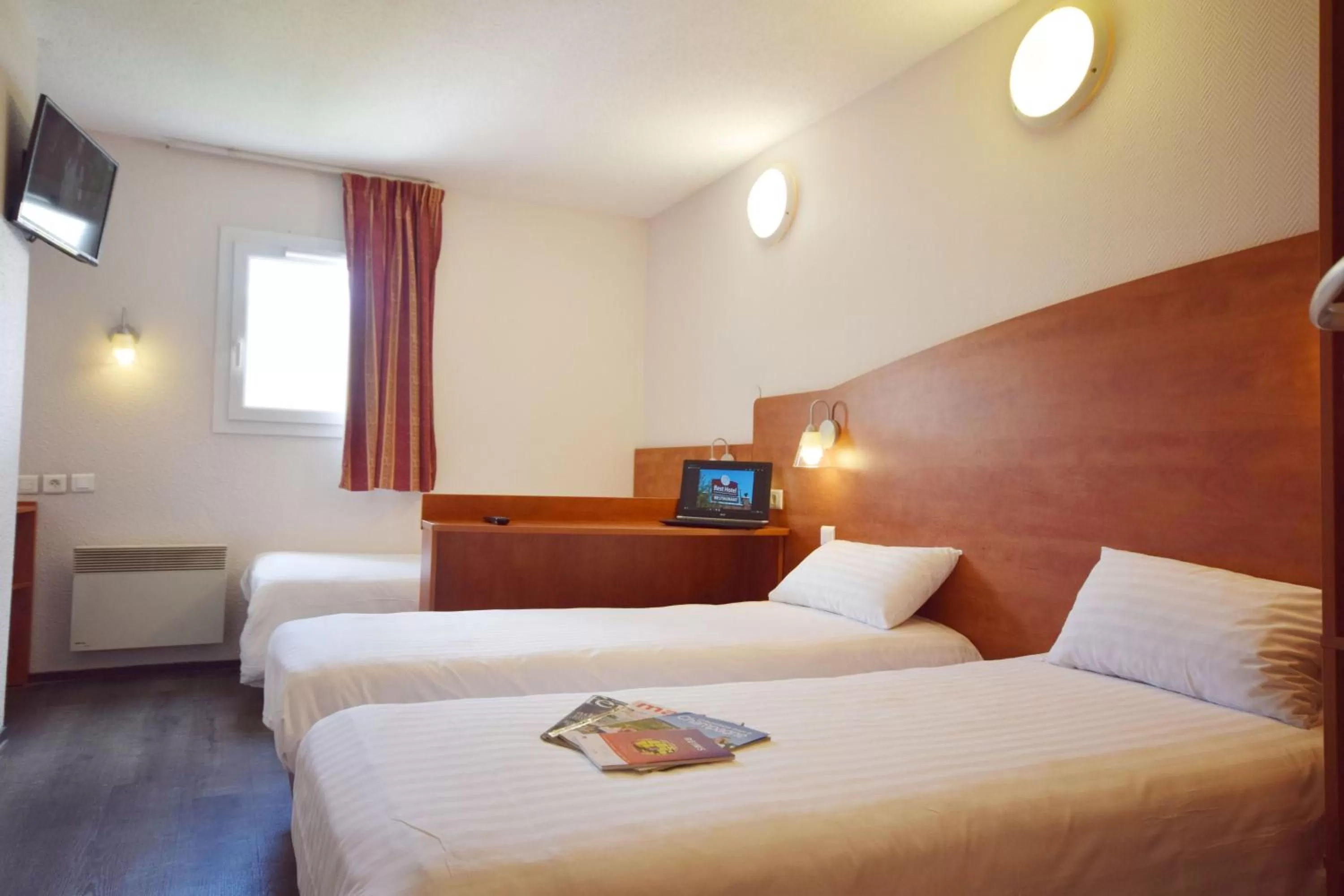 2 Adjacent Rooms in Brit Hotel Reims La Pompelle