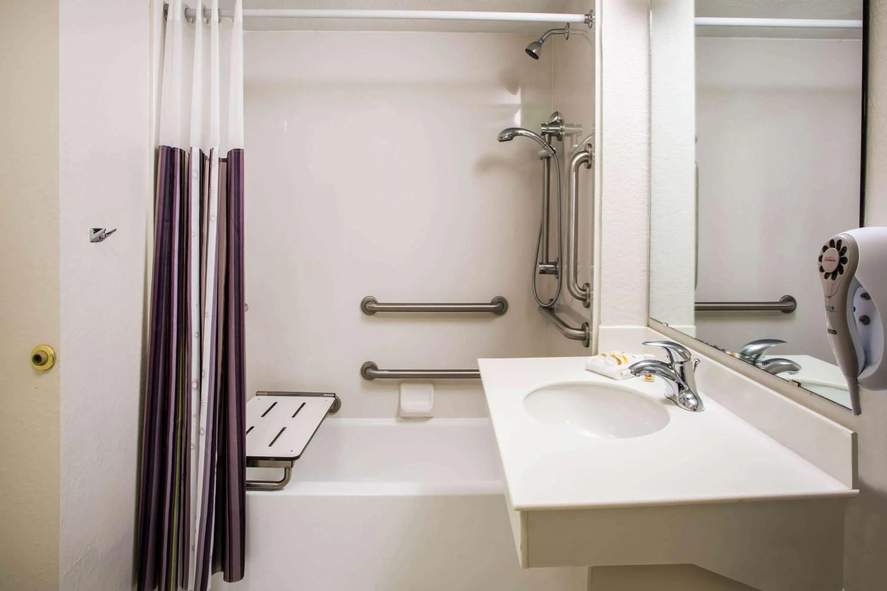 King Room with Bath Tub - Mobility Accessible/Non-Smoking in La Quinta Inn by Wyndham Norfolk Virginia Beach