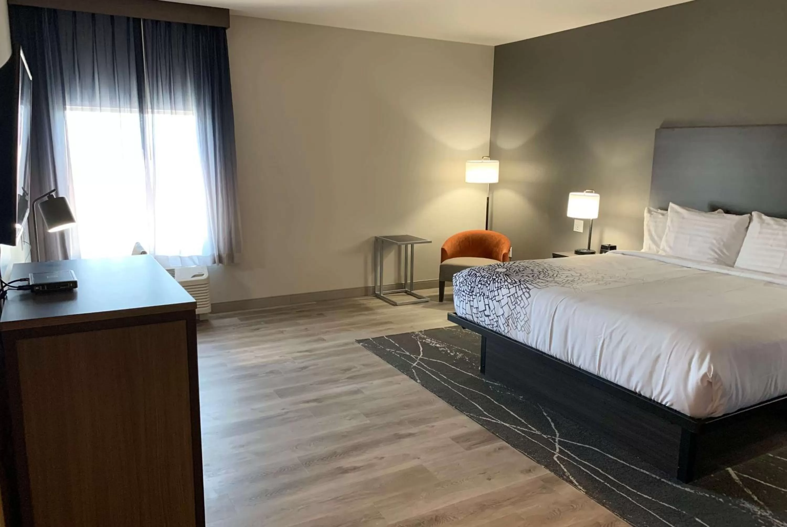 King Room - Mobility and Hearing Impaired Access/Non-Smoking in La Quinta Inn & Suites by Wyndham Holbrook Petrified Forest