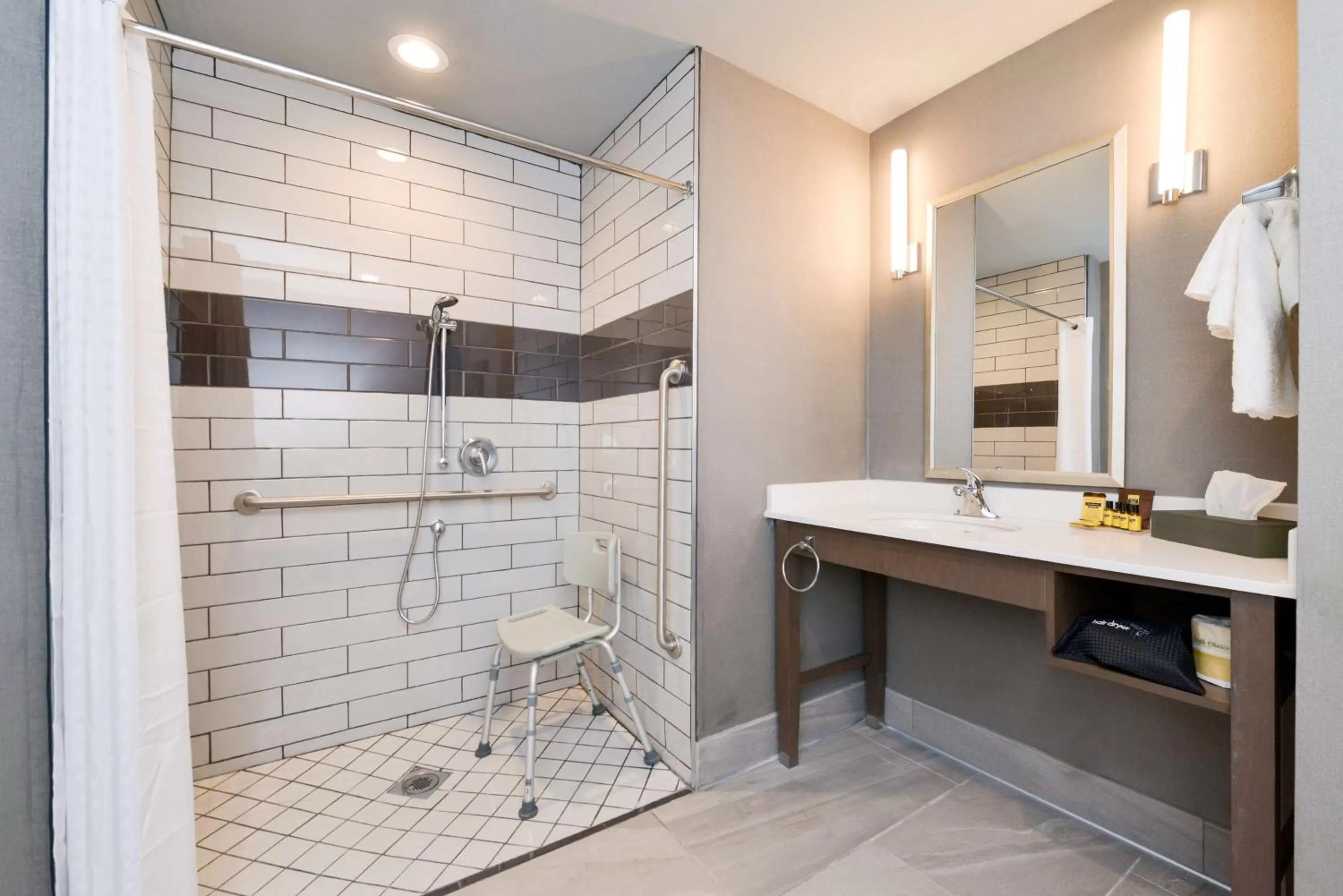 Queen Room with Two Queen Beds and Bath Tub - Disability Access/Non-Smoking in Best Western Plus Coalinga Inn