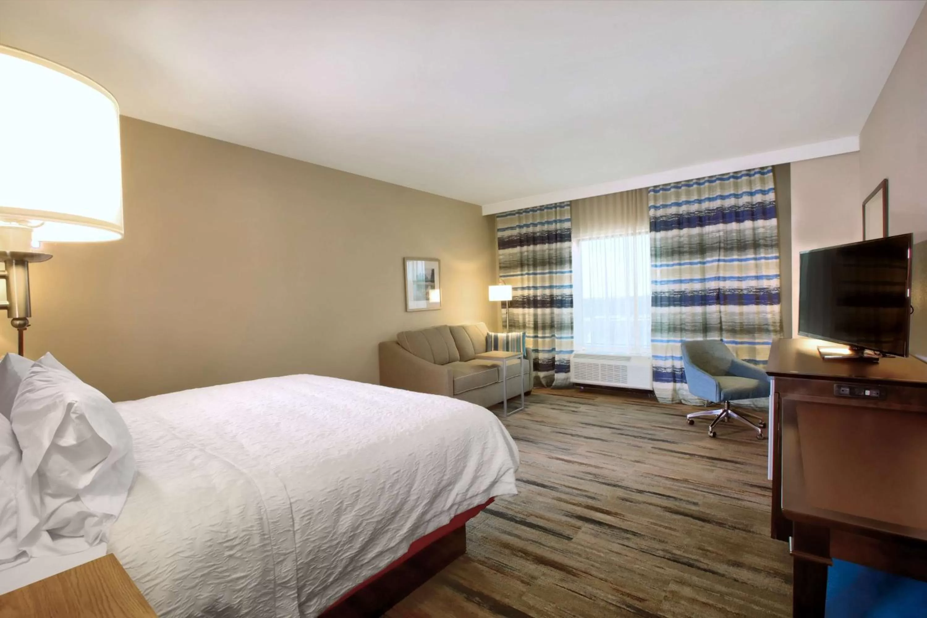 King Room with Sofa Bed - Non-Smoking in Hampton Inn & Suites By Hilton Baltimore/Aberdeen, Md