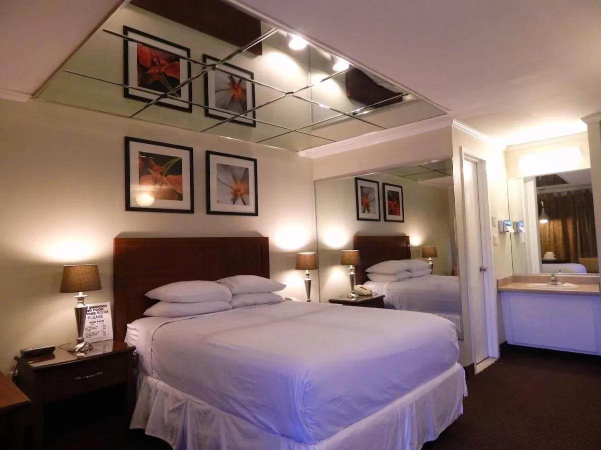 Deluxe Queen Room in Commack Inn