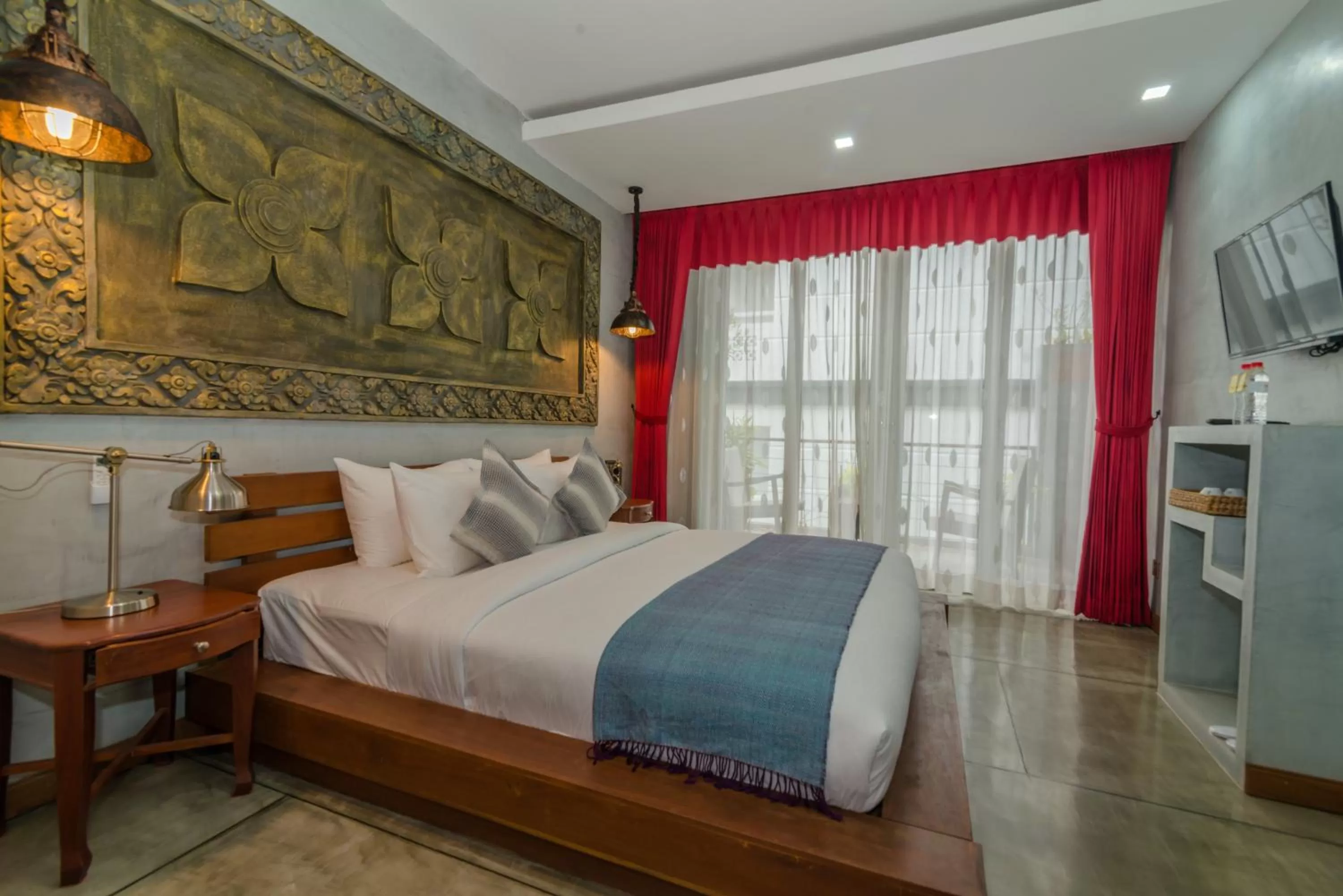 Deluxe King Suite with Private Balcony - Free pick up in Cambana Residence