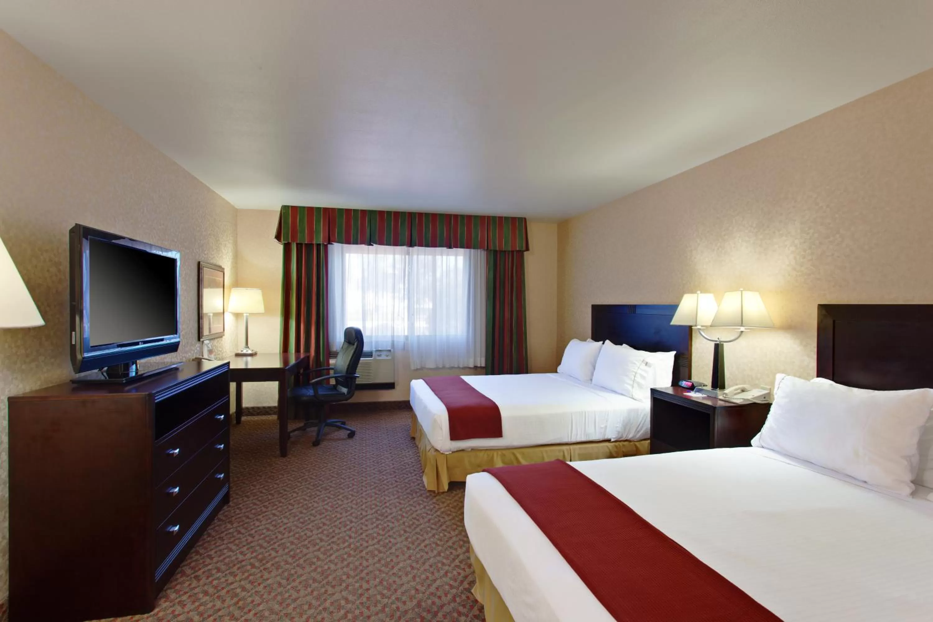 Standard Double Room with Two Double Beds and Accessible Tub - Mobility Access in Holiday Inn Express Temecula by IHG