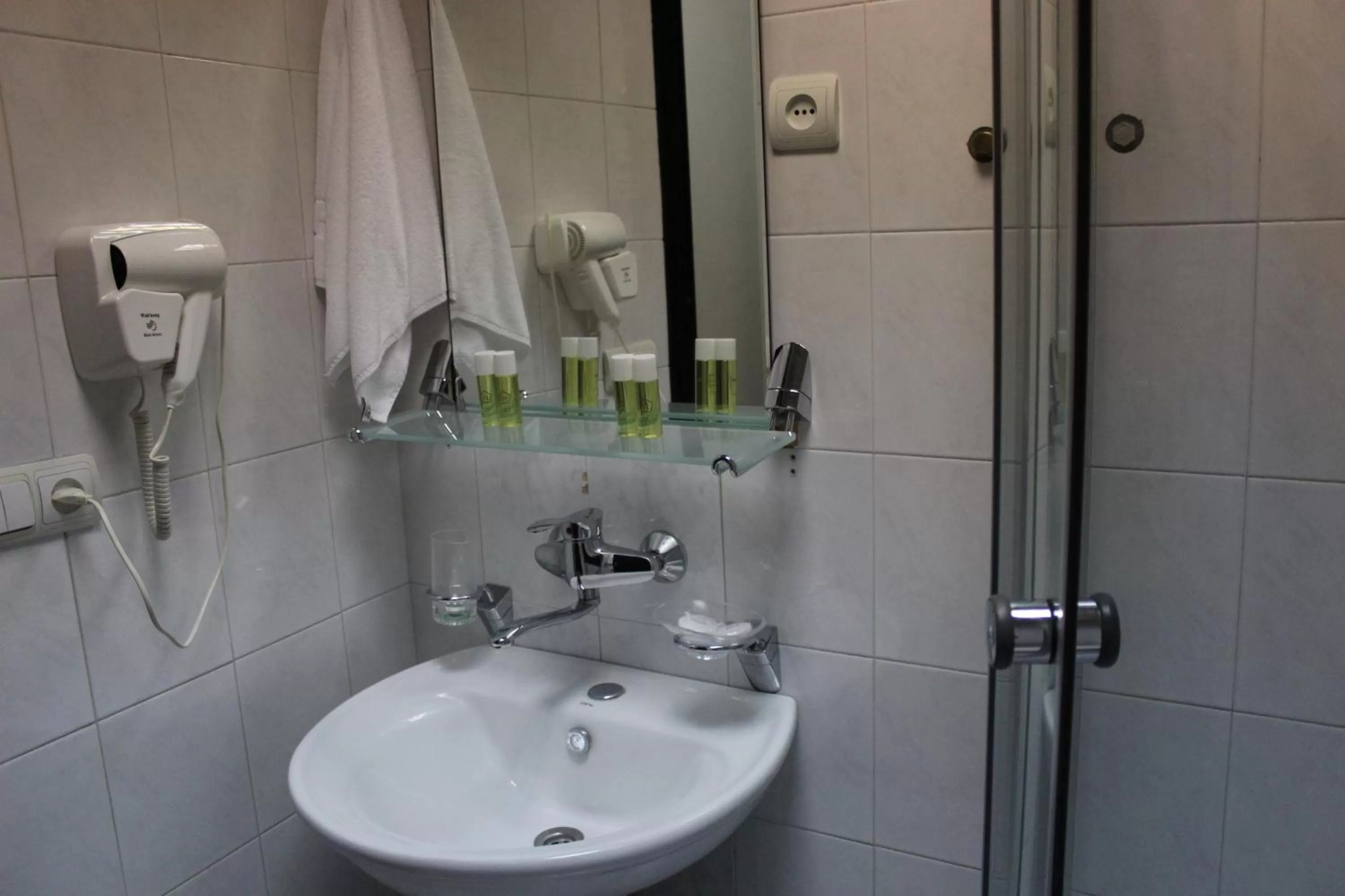Toilet in Hotel Diplomat