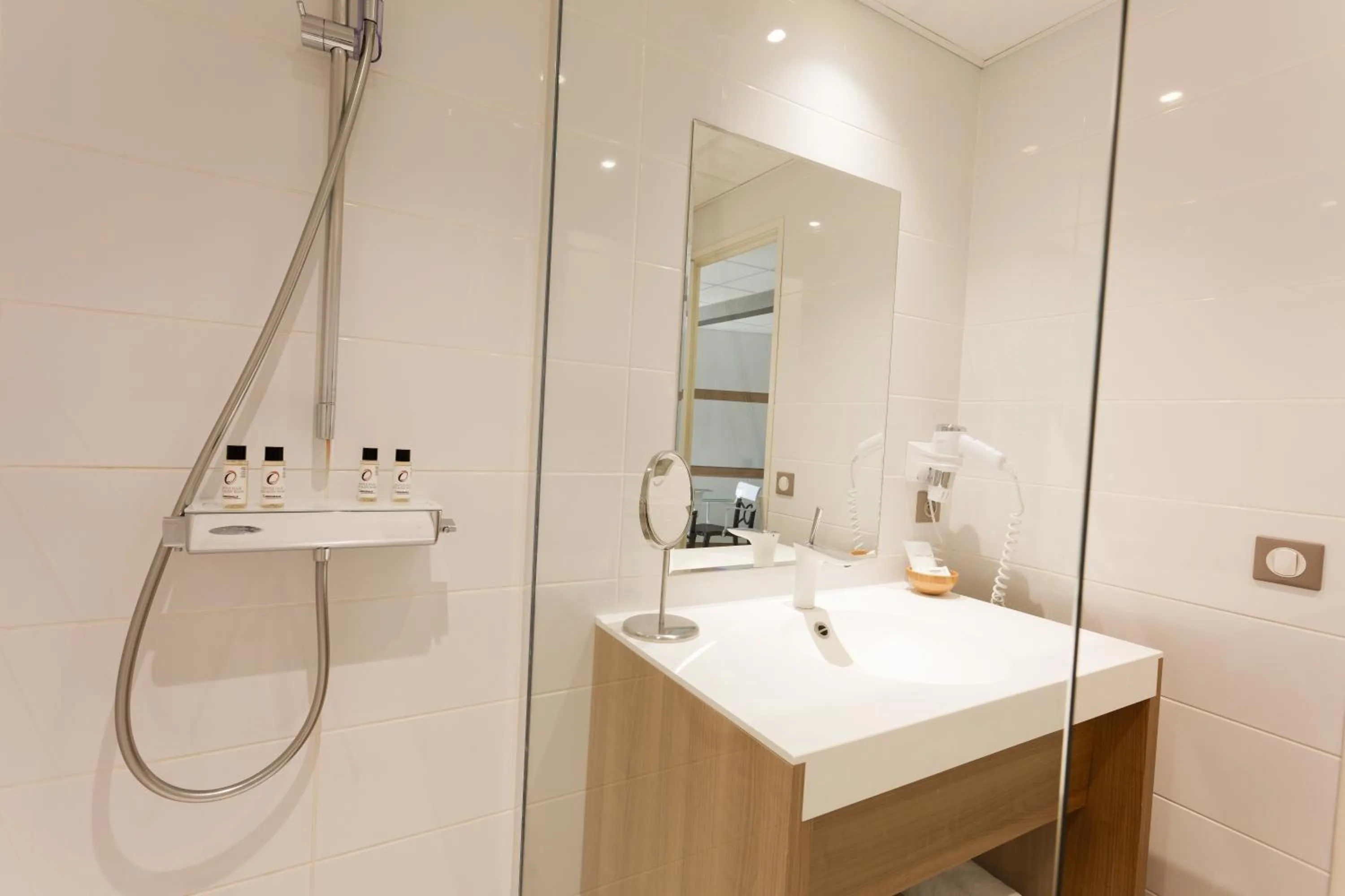 Standard Triple Room view court in The Originals Boutique, Hôtel Neptune, Montpellier Sud