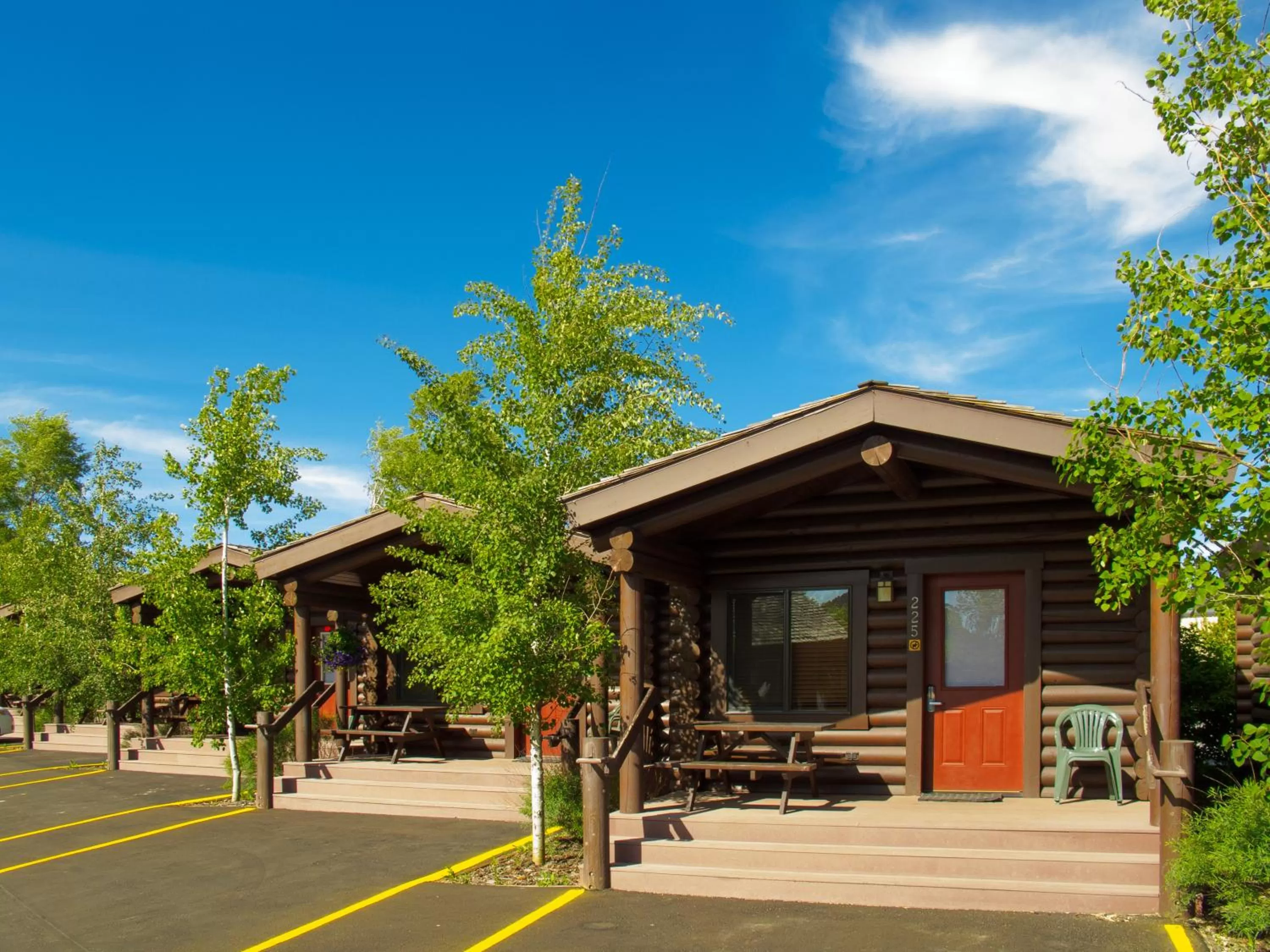 Log Cabin with two queen beds  in Elk Country Inn