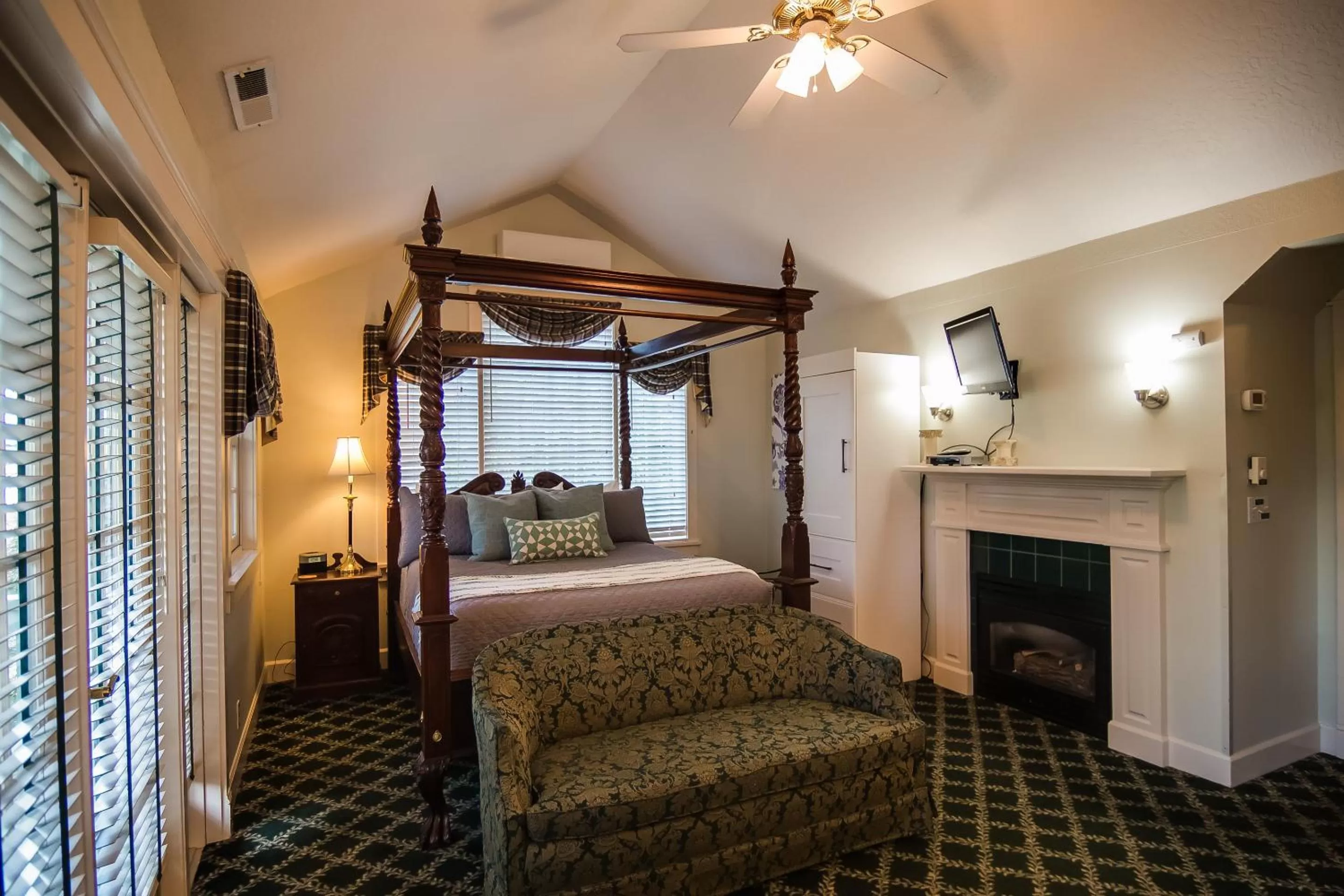 Deluxe Queen Room in The Campbell House Inn