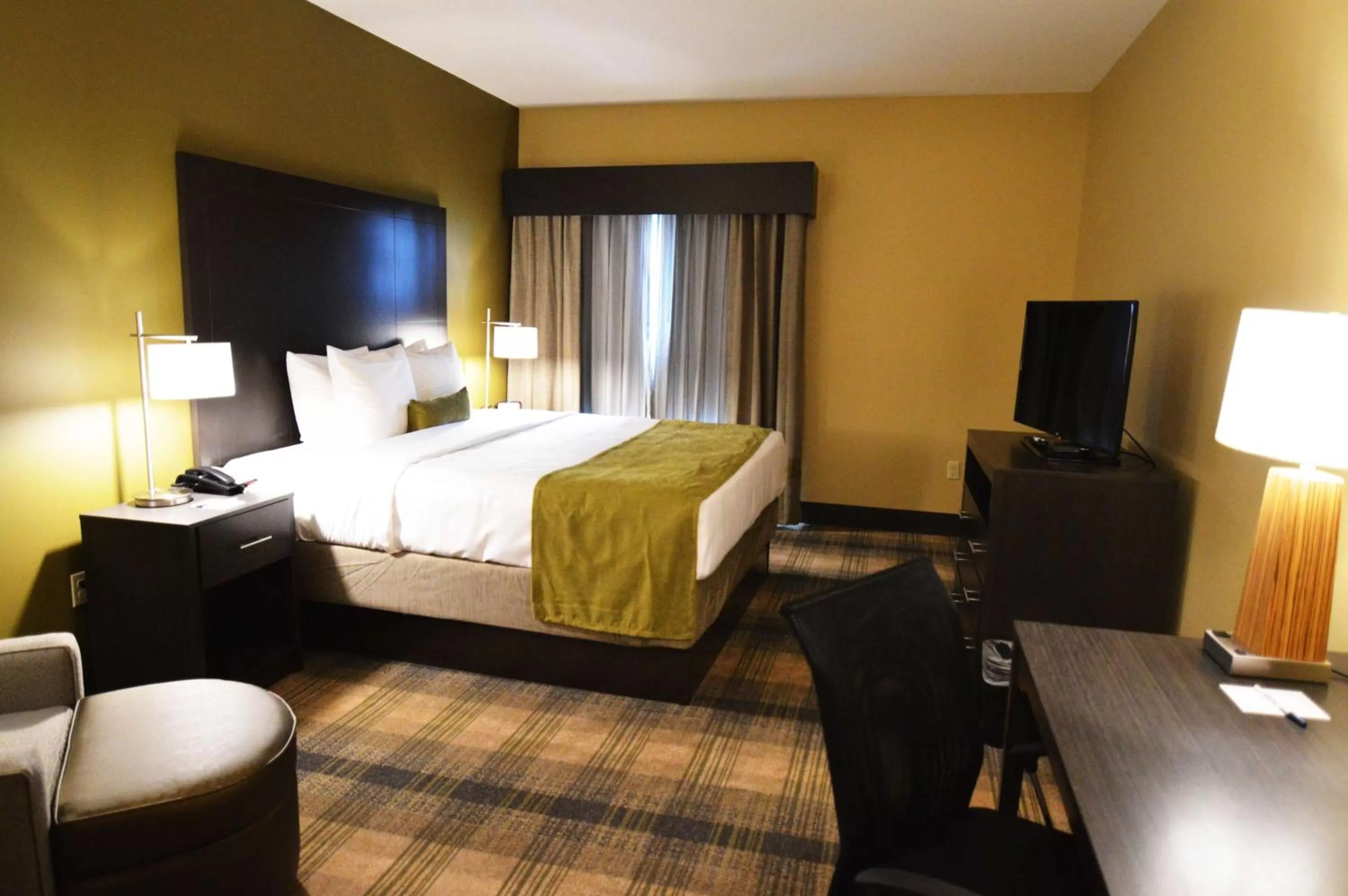 King Room with Roll-In Shower - Mobility Access in Best Western Plus New Orleans Airport Hotel