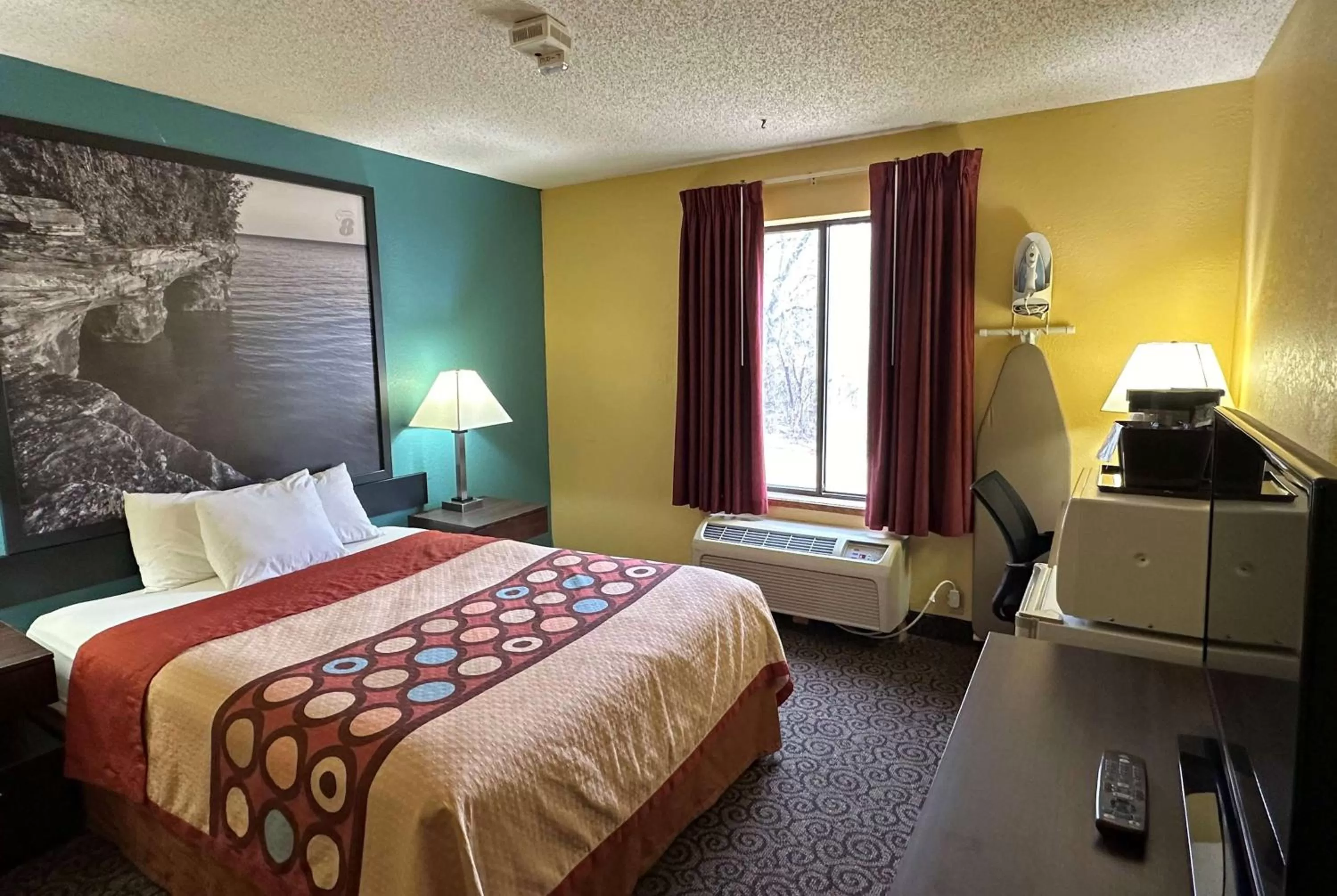 Queen Room - Disability Access/Non-Smoking in Super 8 by Wyndham Appleton