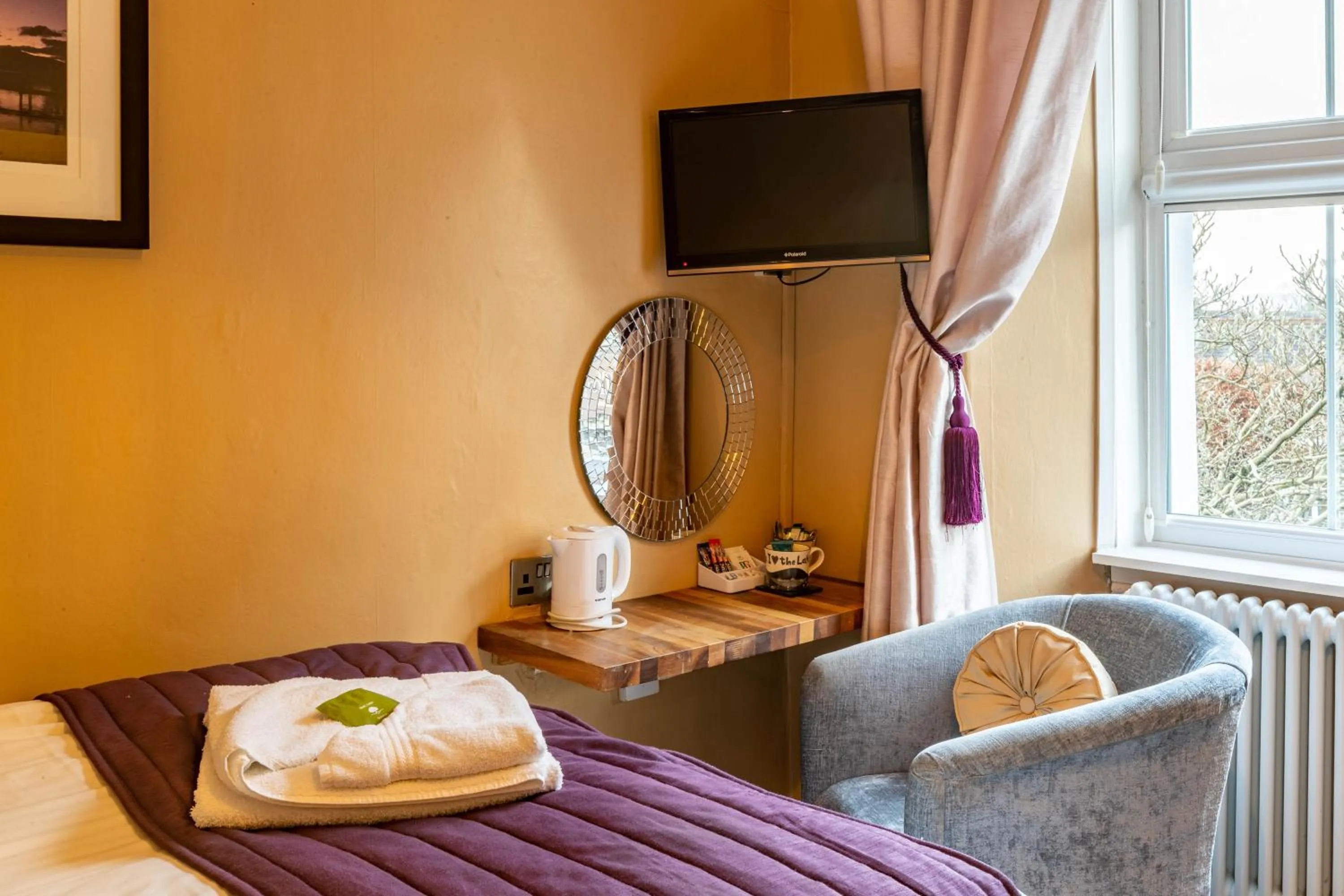 Large Single Room - single occupancy in Holly Lodge Guest House with FREE off site health club