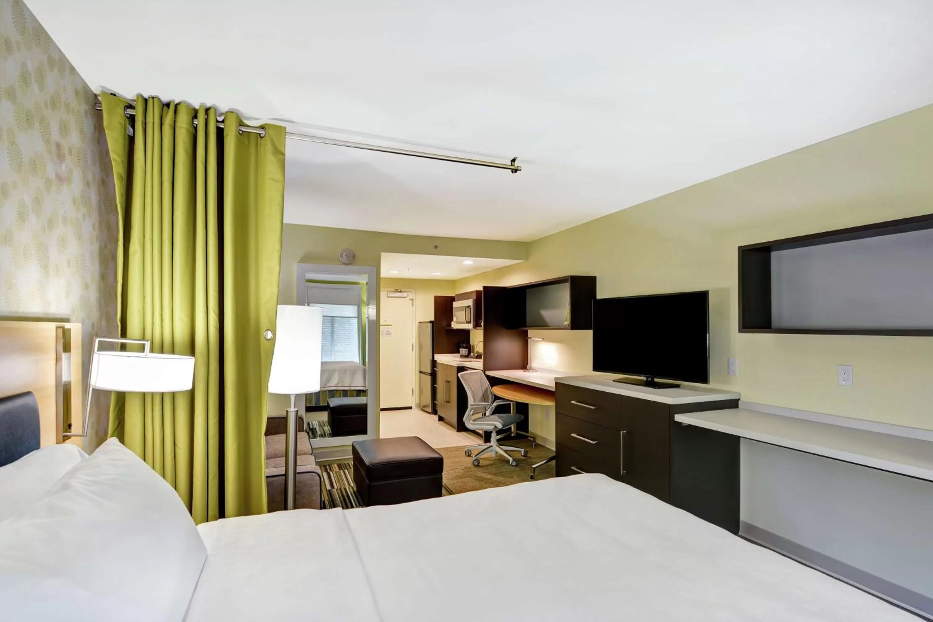 Queen Studio Suite - Hearing Access/Non-Smoking in Home2 Suites By Hilton Hilton Head