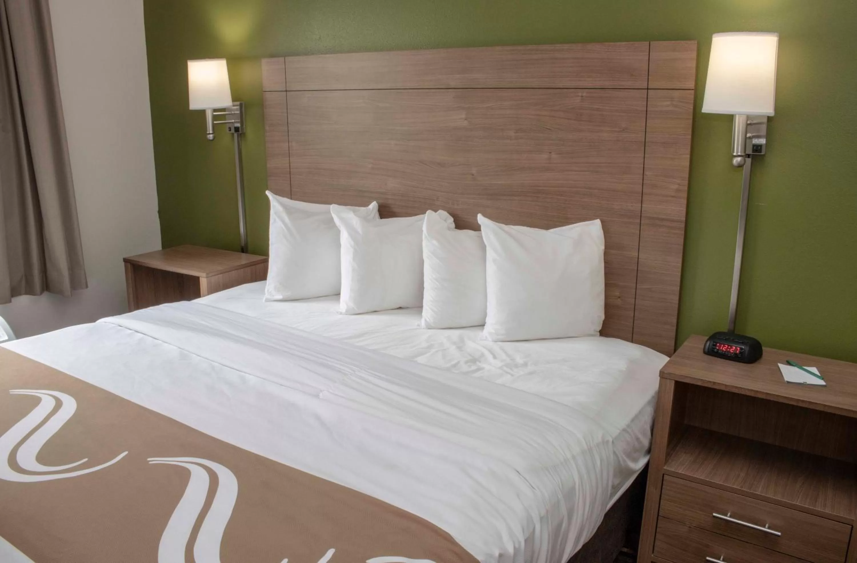 Bed in Quality Suites Lake Wright - Norfolk Airport