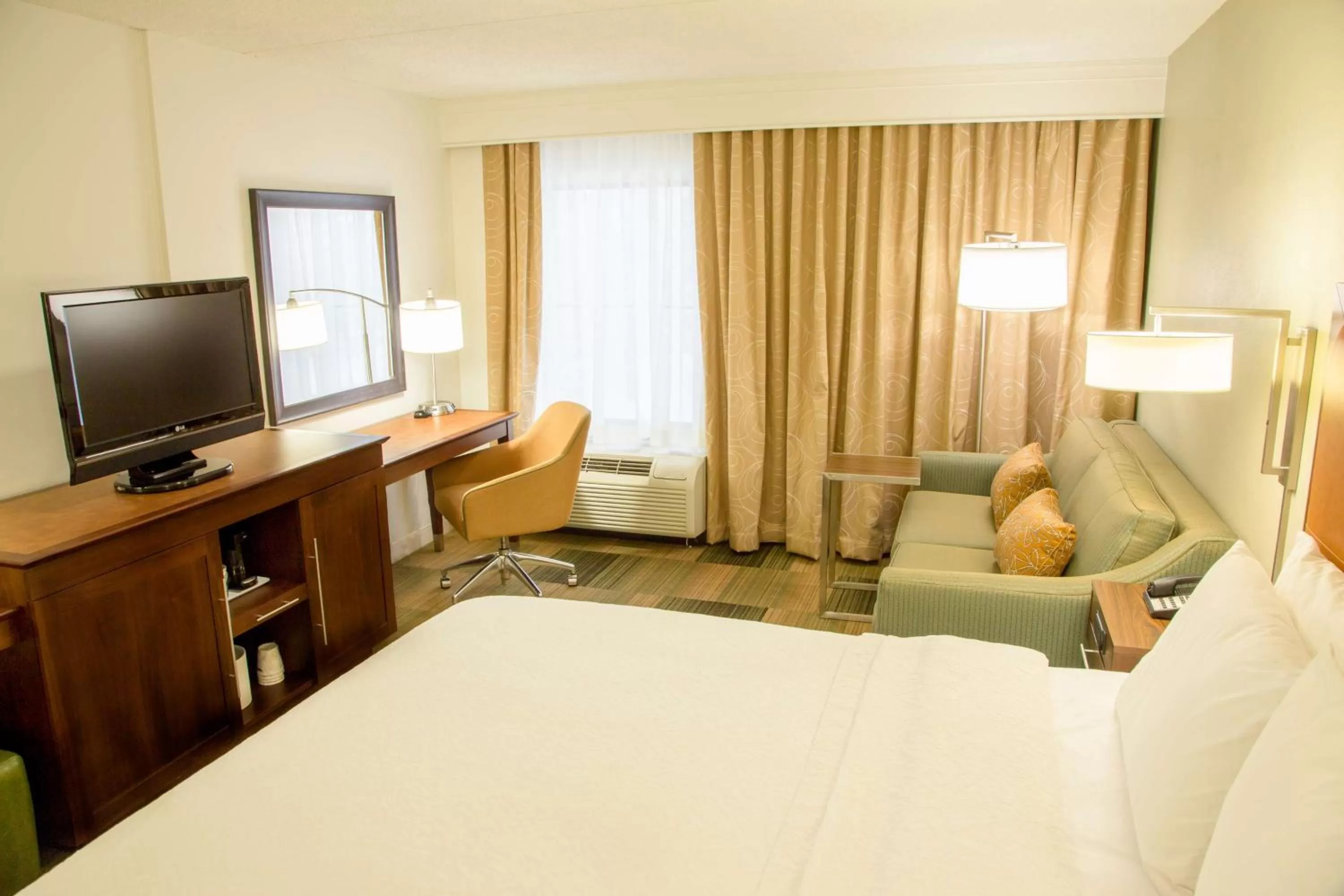 King Room with Sofa Bed and Study - Non-Smoking in Hampton Inn & Suites Albany-Downtown