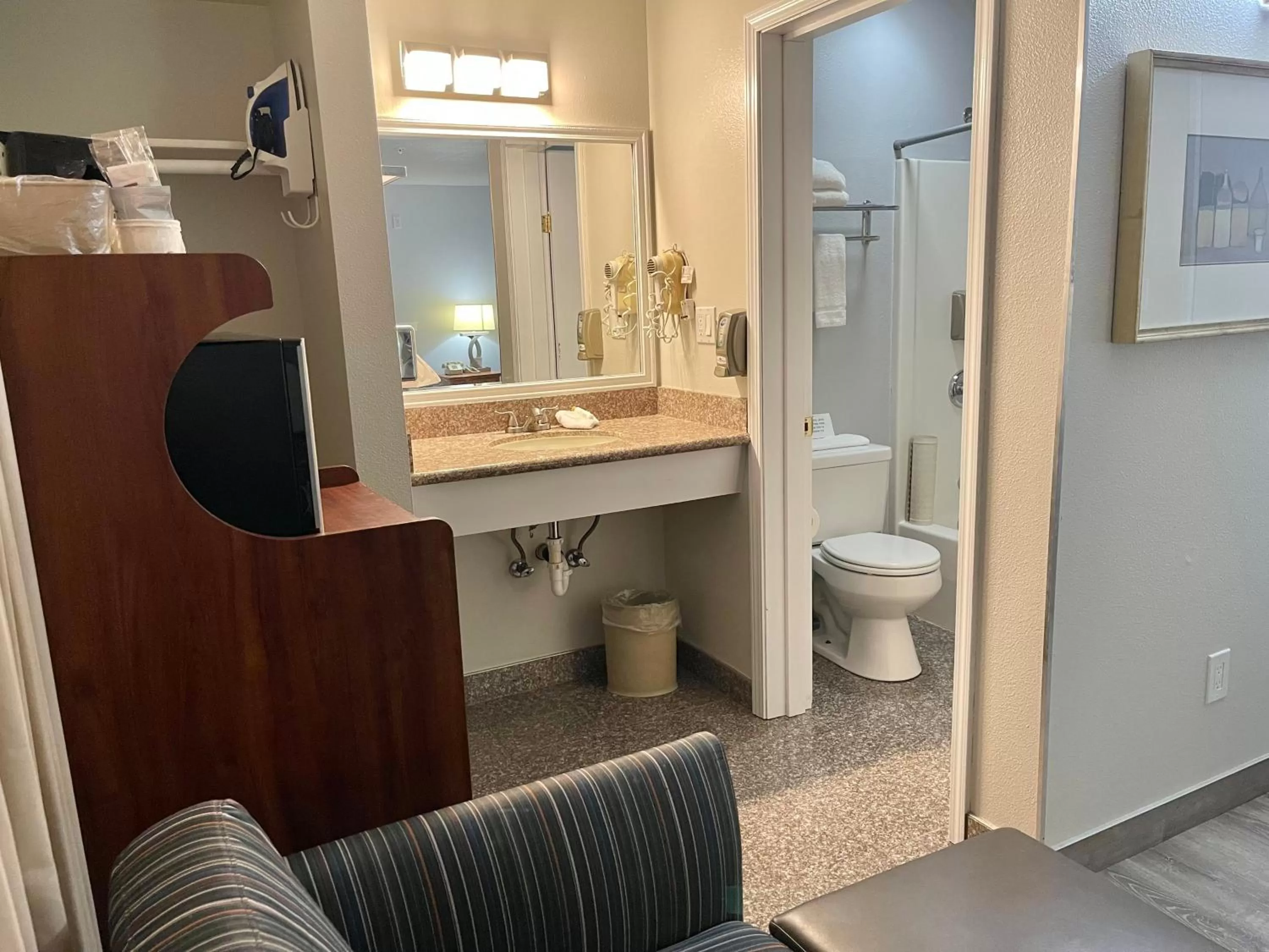 Deluxe King Studio in Americas Inn & Suite