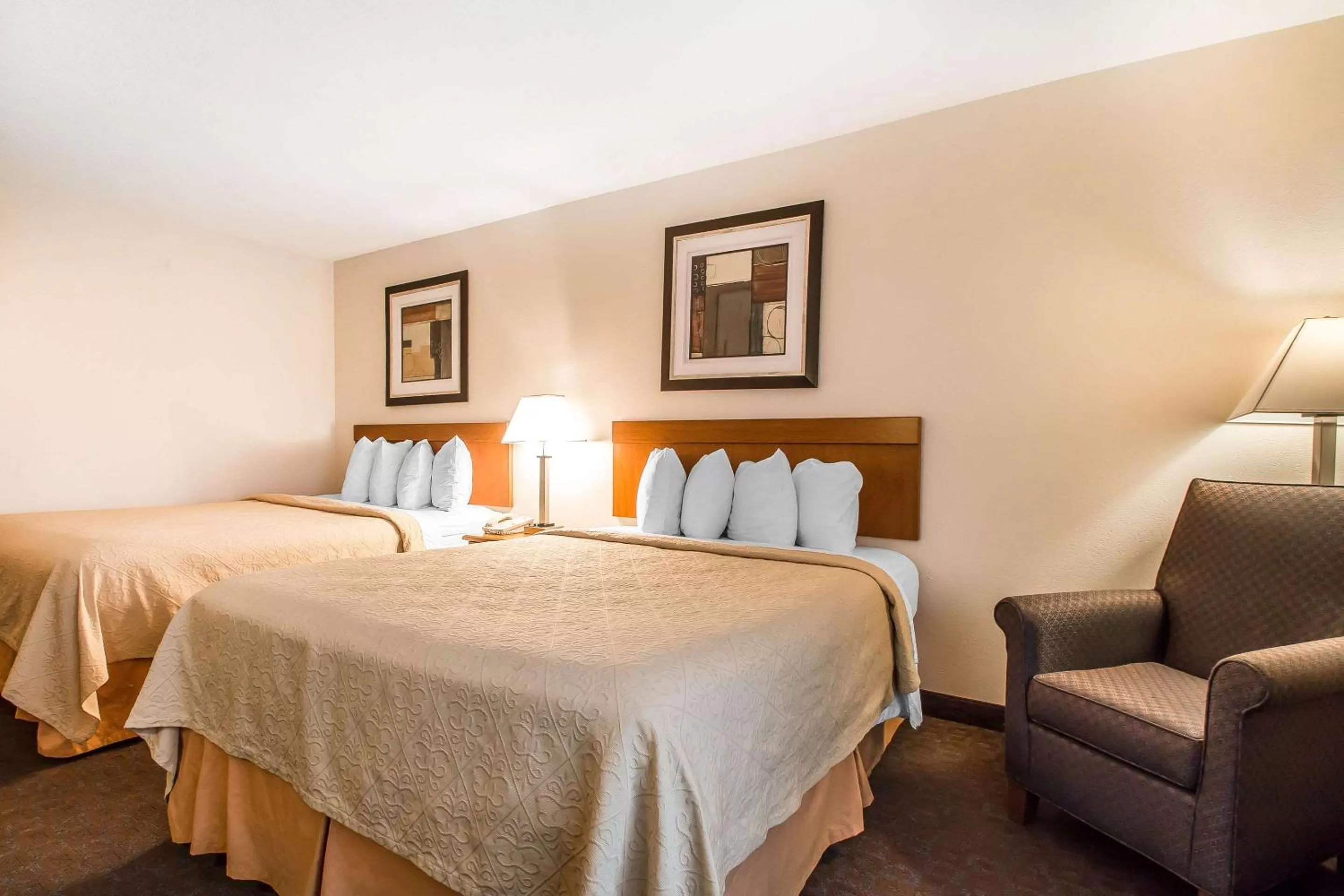 Queen Room with Two Queen Beds - Non-Smoking in Quality Inn Morris I-80