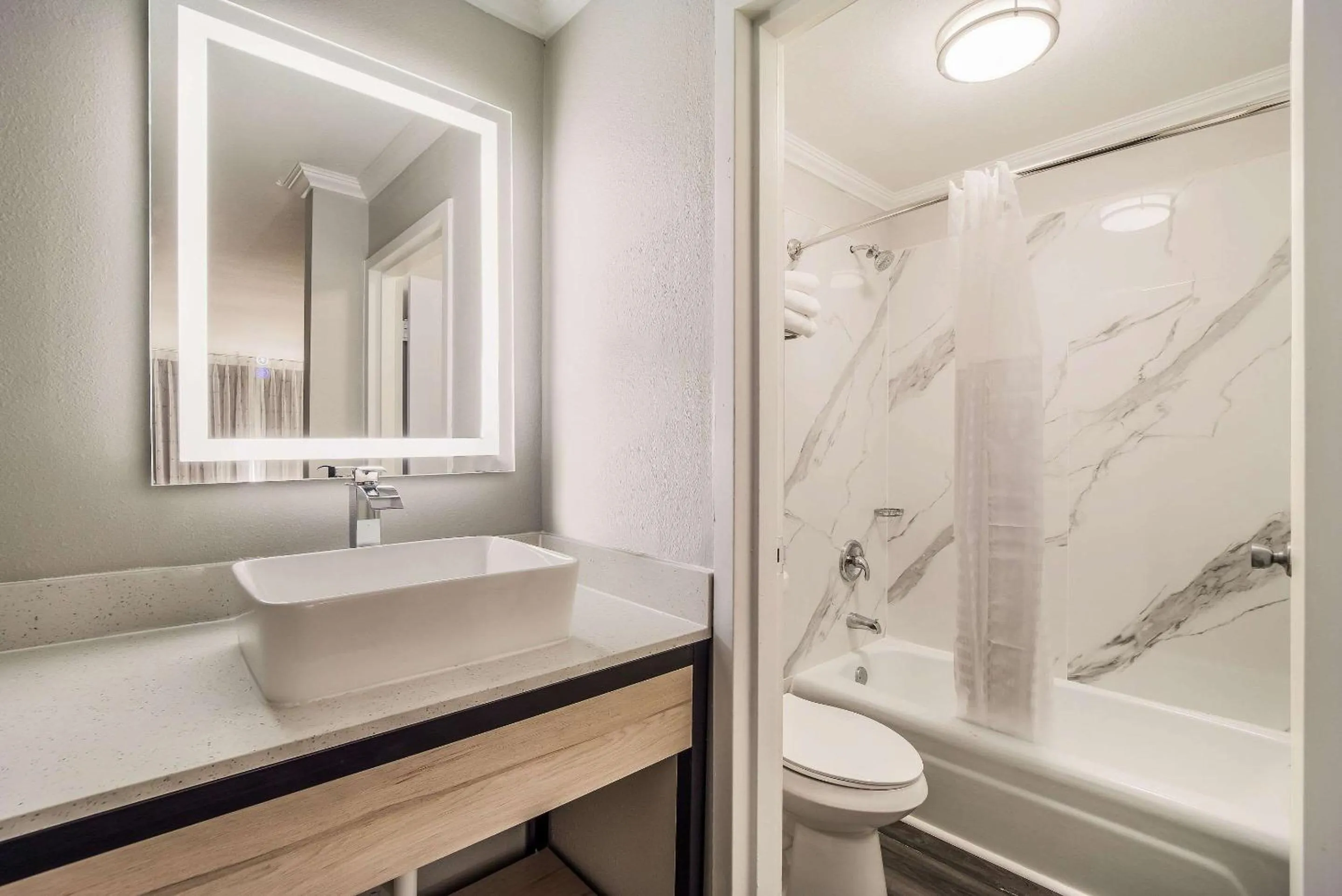 King Suite with Transfer Shower - Accessible/Non Smoking in MainStay Suites Florence - Darlington