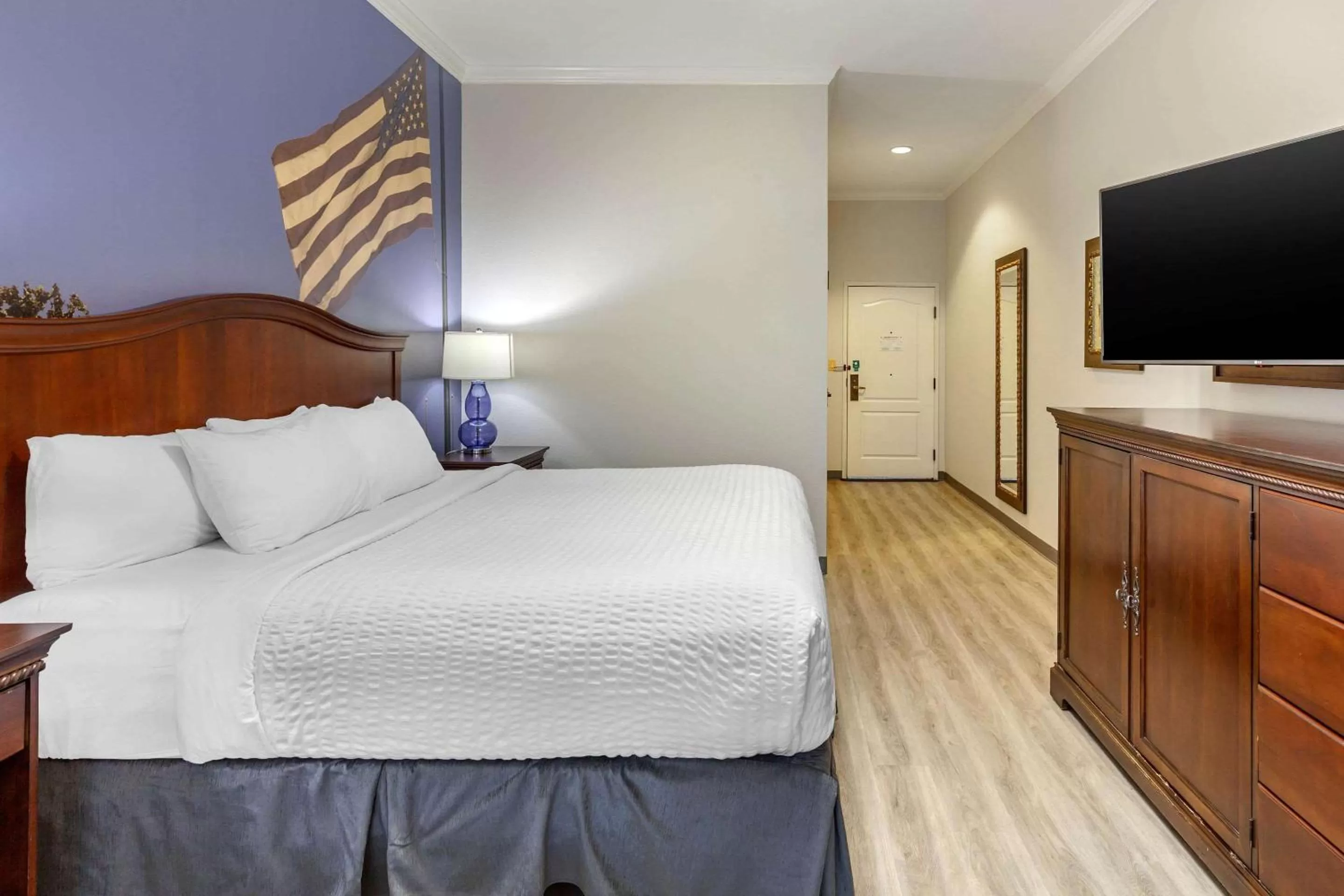 King Room with Accessible Tub - Accessible/Non-Smoking in Clarion Pointe Sulphur Springs