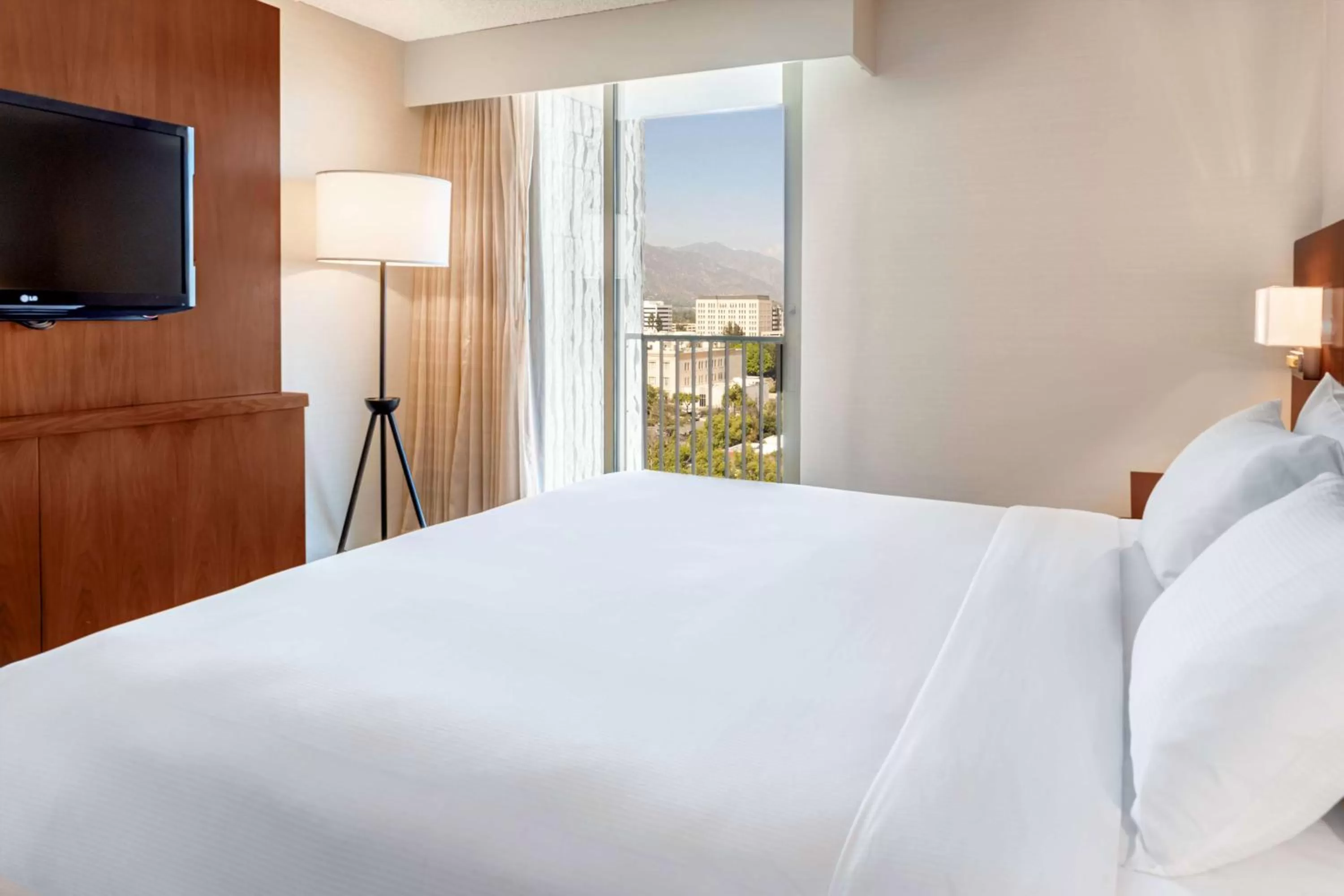Deluxe King Room with Mountain View in Hilton Pasadena