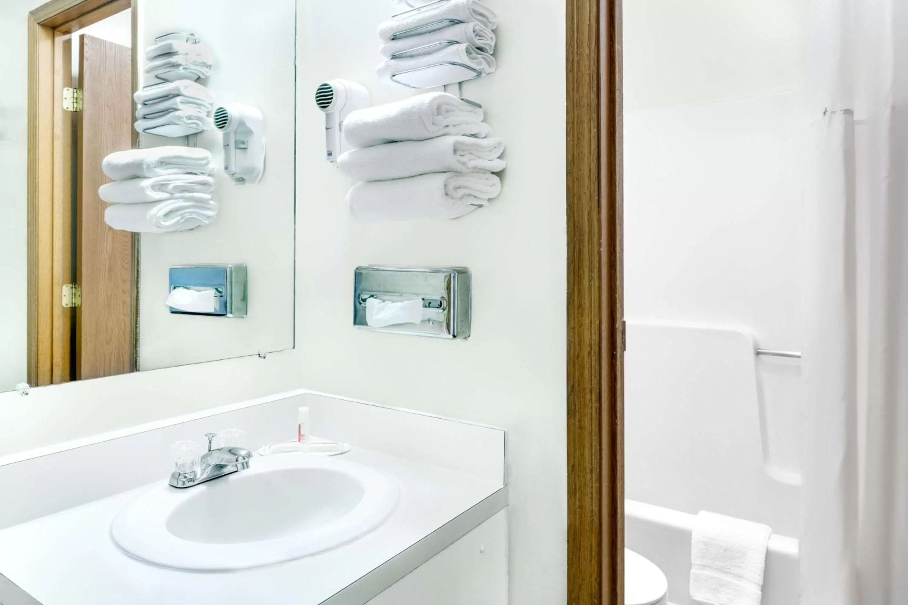 Queen Room with Two Queen Beds - Smoking in Days Inn by Wyndham Concordia