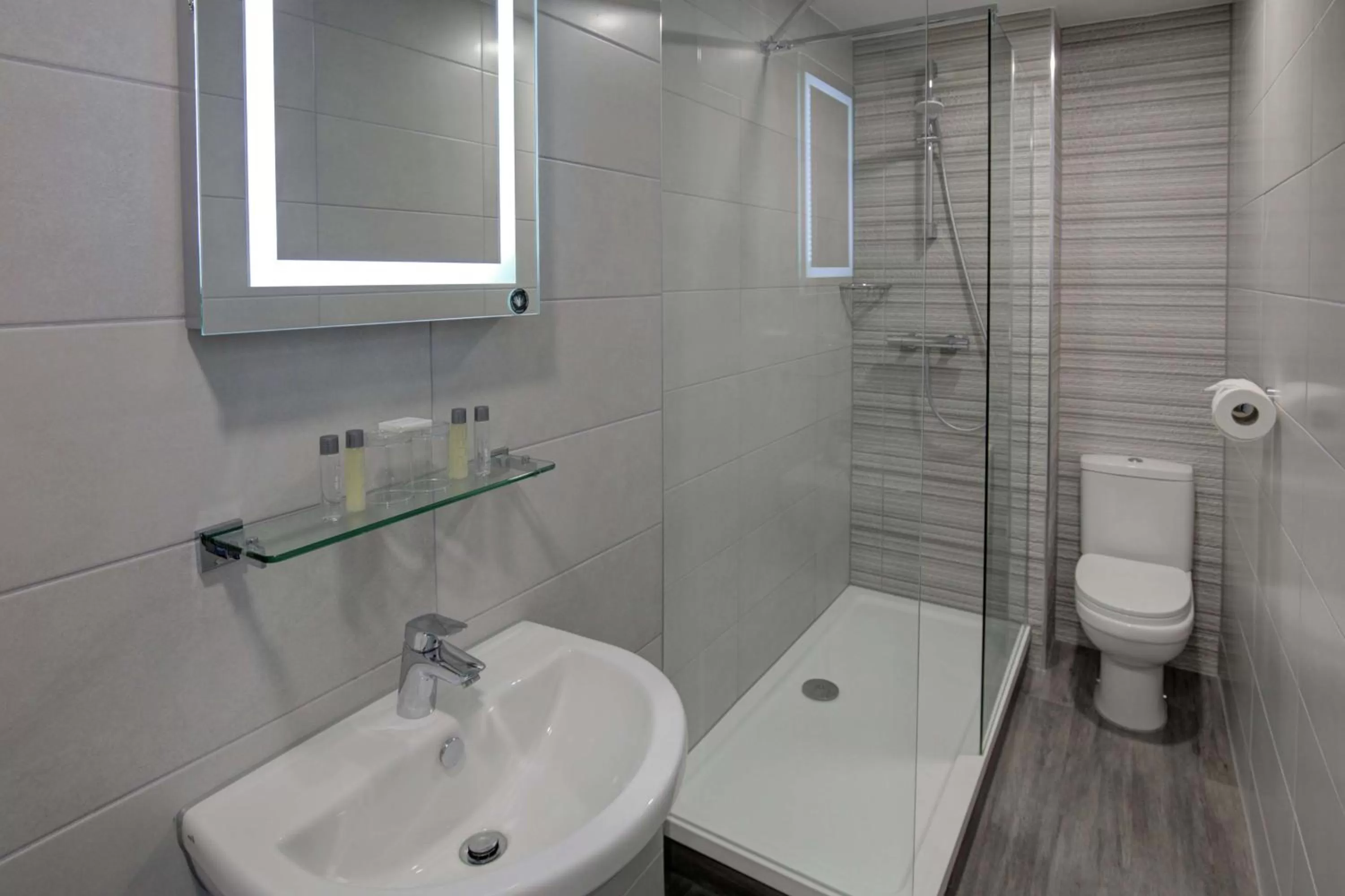 Family Room with One King Bed - Non-Smoking in The Jephson Hotel; BW Signature Collection