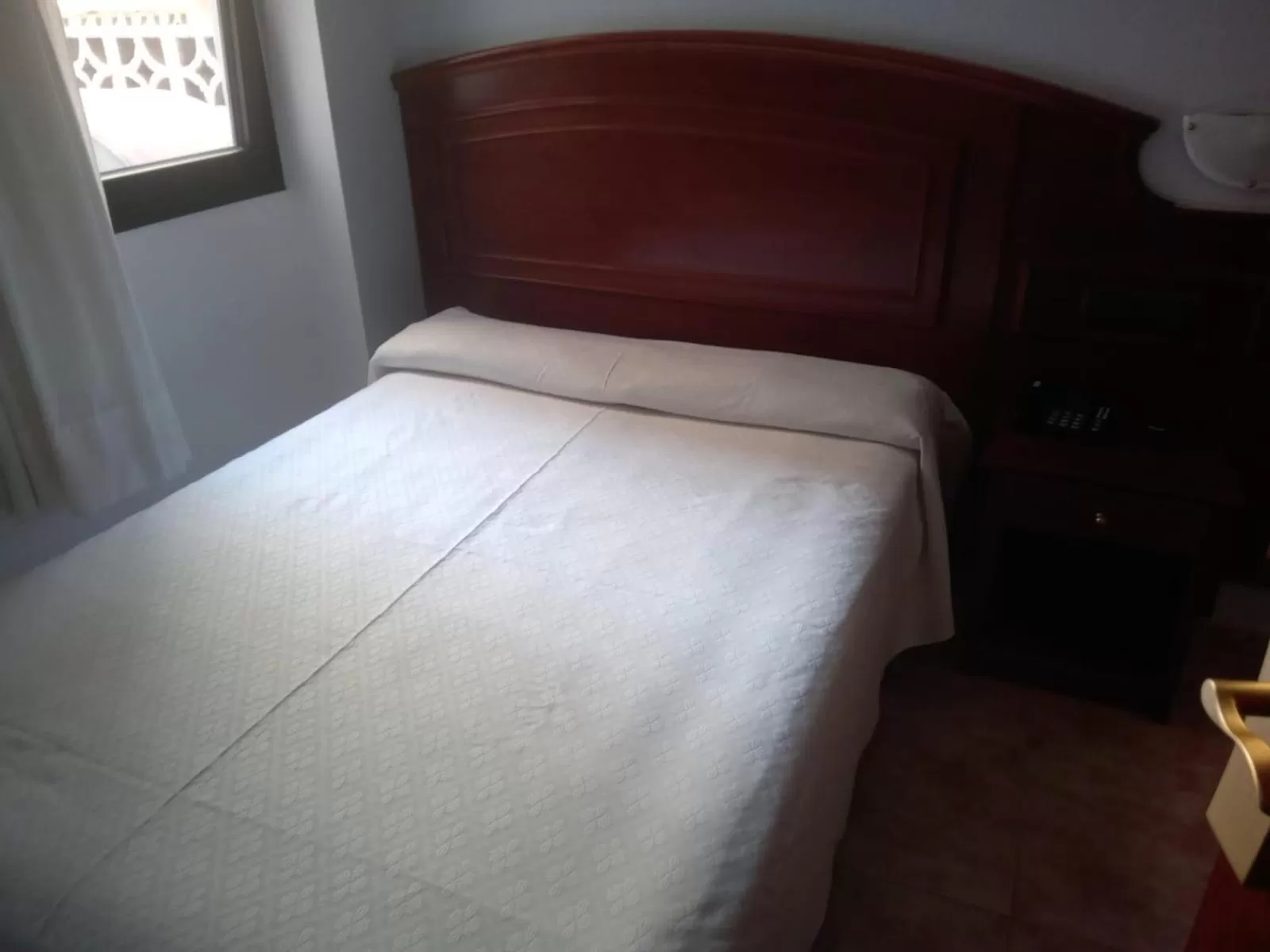 Budget Single Room in Hotel Tropical