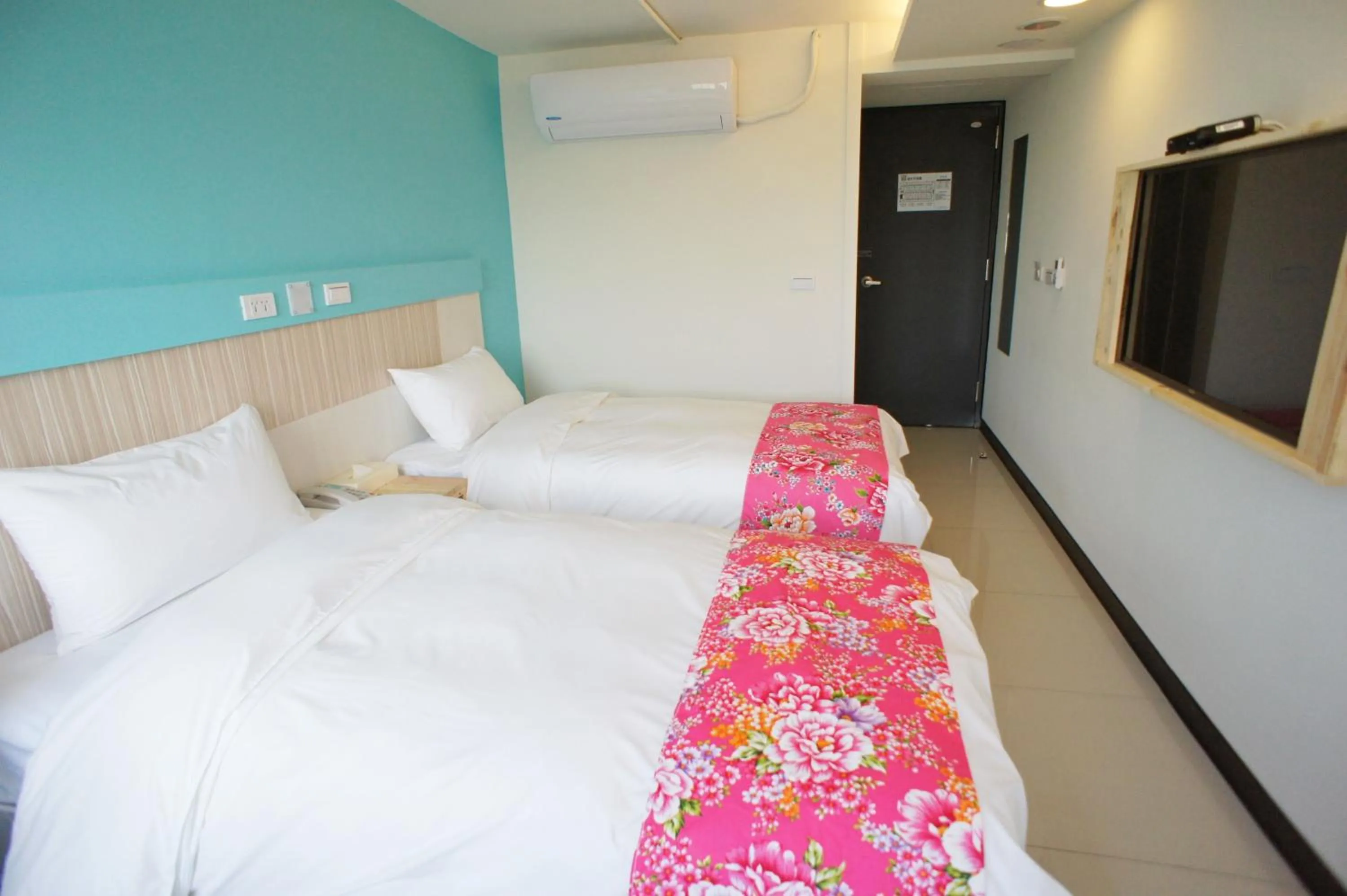 Standard Twin Room in Good Night Hotel