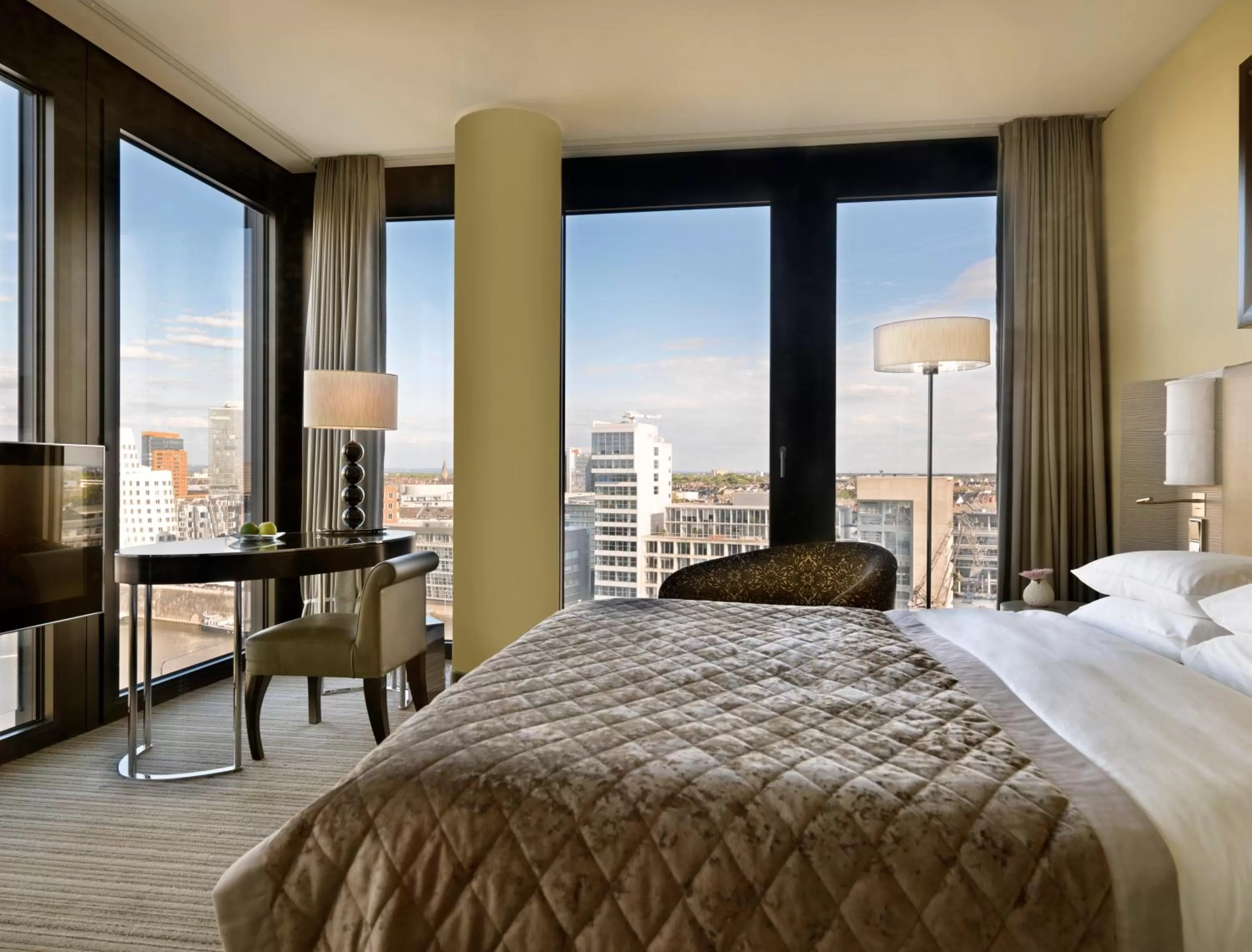 Deluxe King Room with Harbor View in Hyatt Regency Dusseldorf
