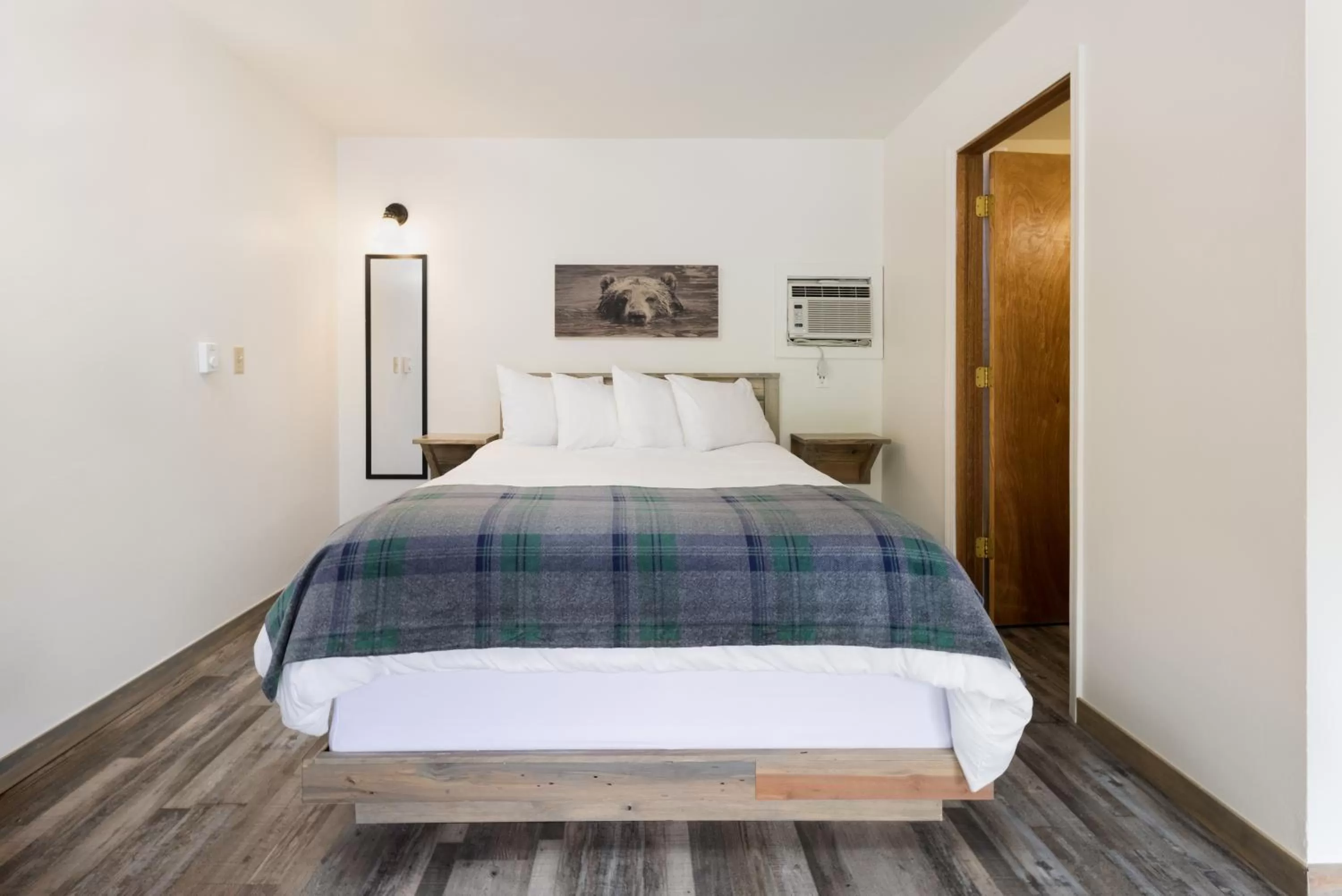 Queen Room in Beargrass Lodging & RV Resort