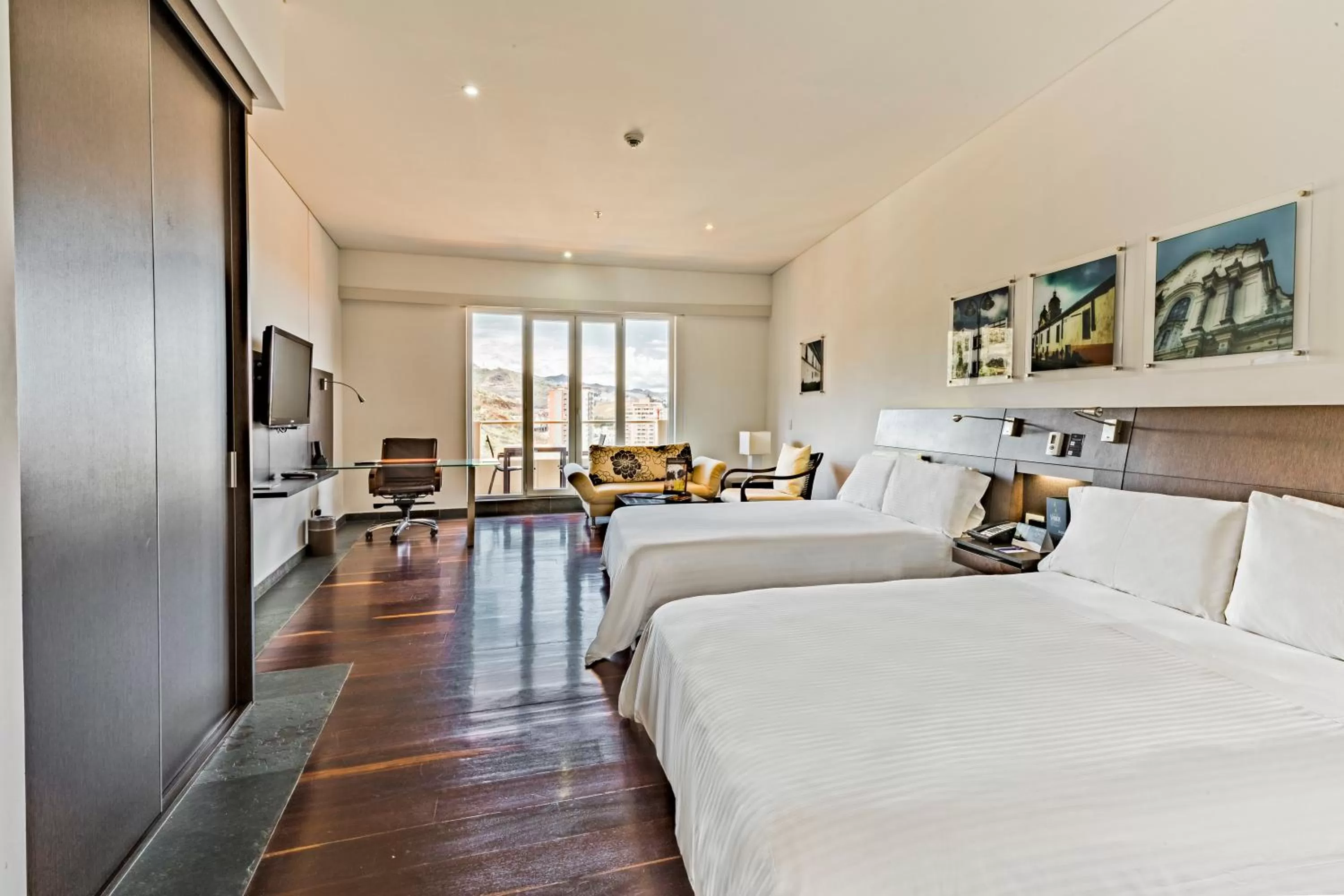 Luxury Twin Room with Balcony in Hotel Spiwak Chipichape Cali