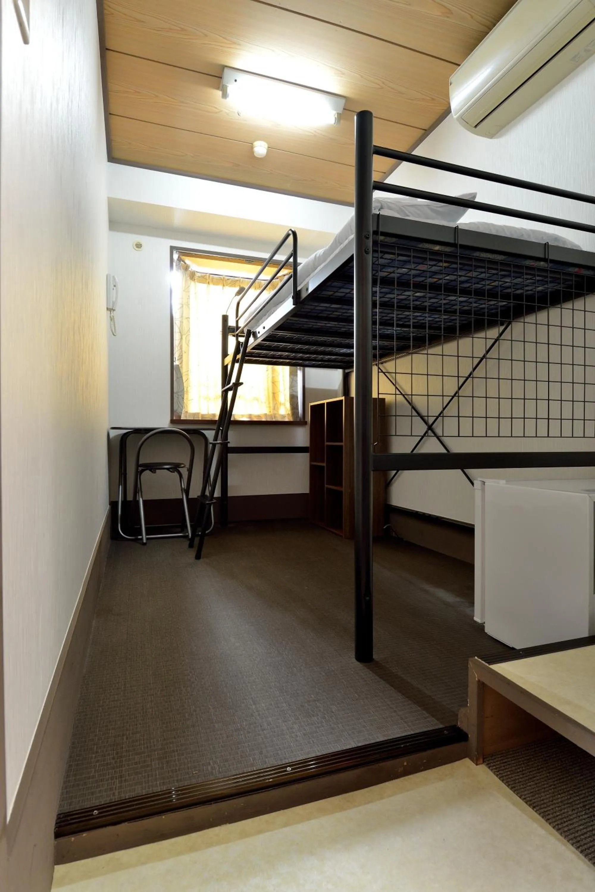 Single Room with High-Bed and Shared Bathroom in Juyoh Hotel