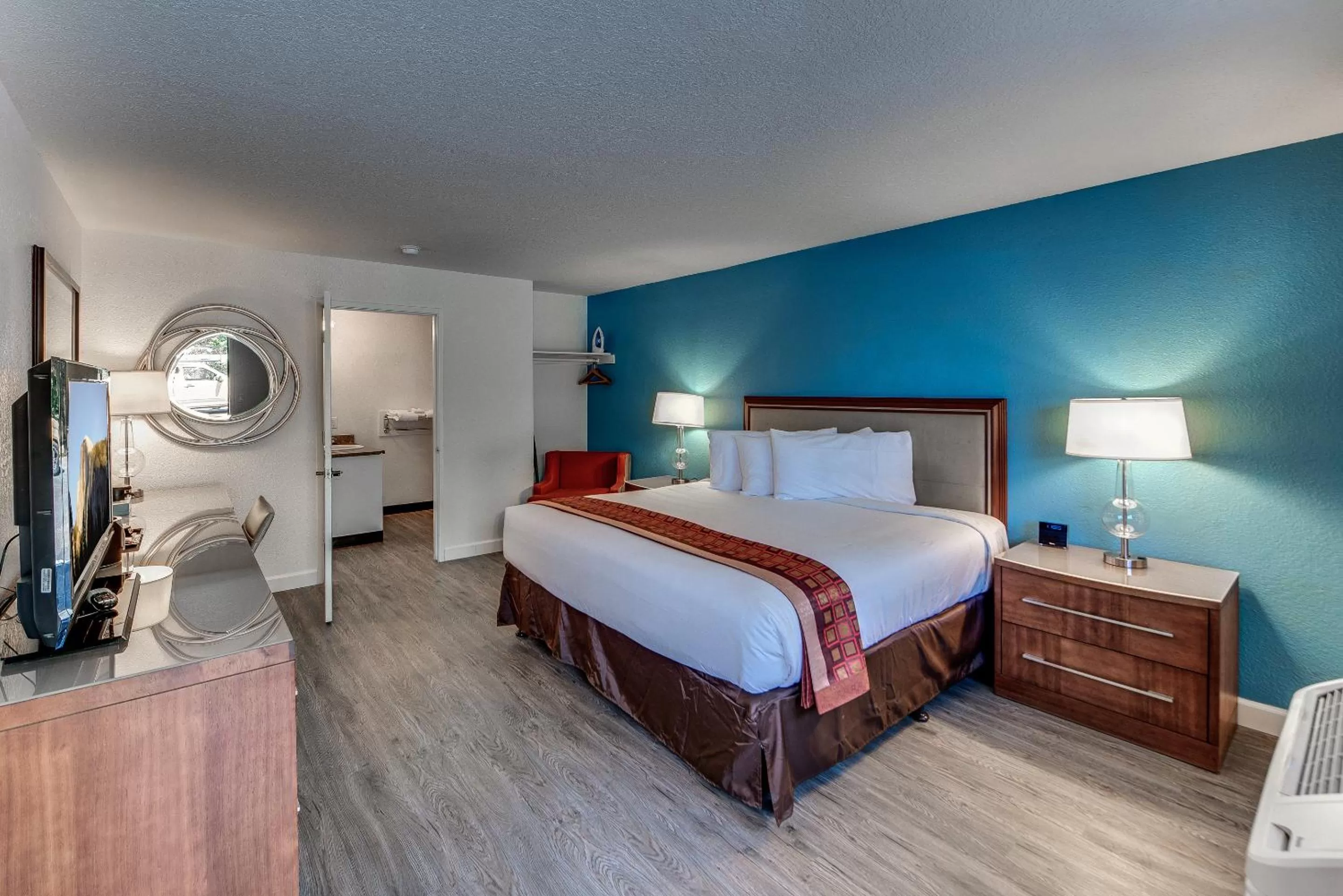 Deluxe King Room in Angels Inn