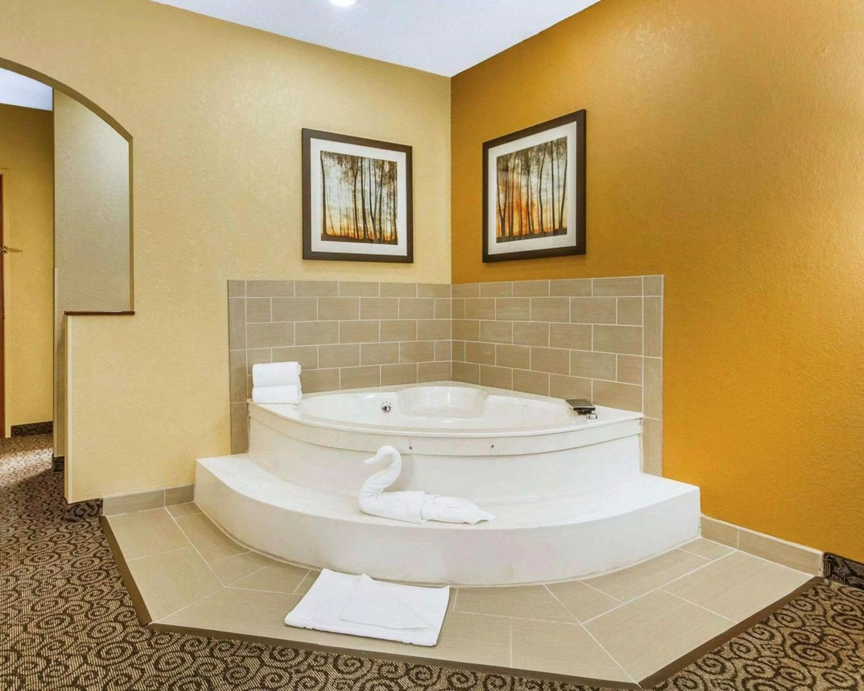 King Suite with Spa Bath in Comfort Suites