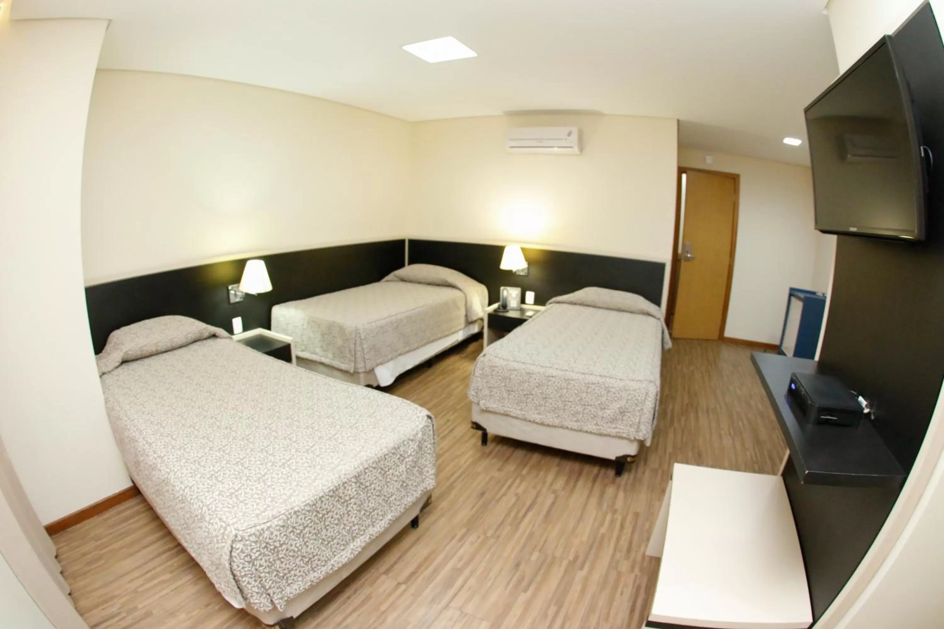 Luxury Triple Room in Hotel Financial