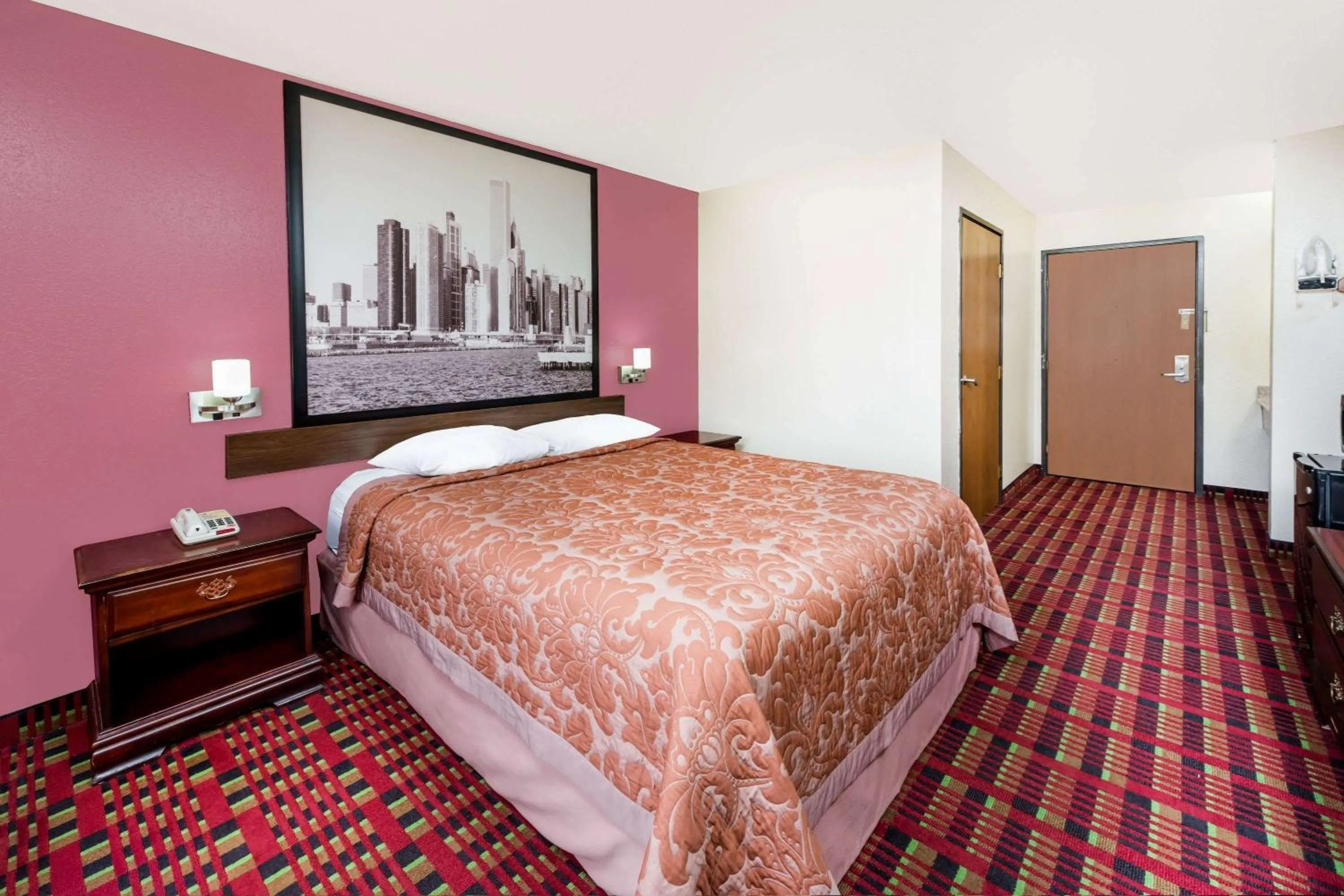 Queen Room - Smoking in Super 8 by Wyndham Paris IL