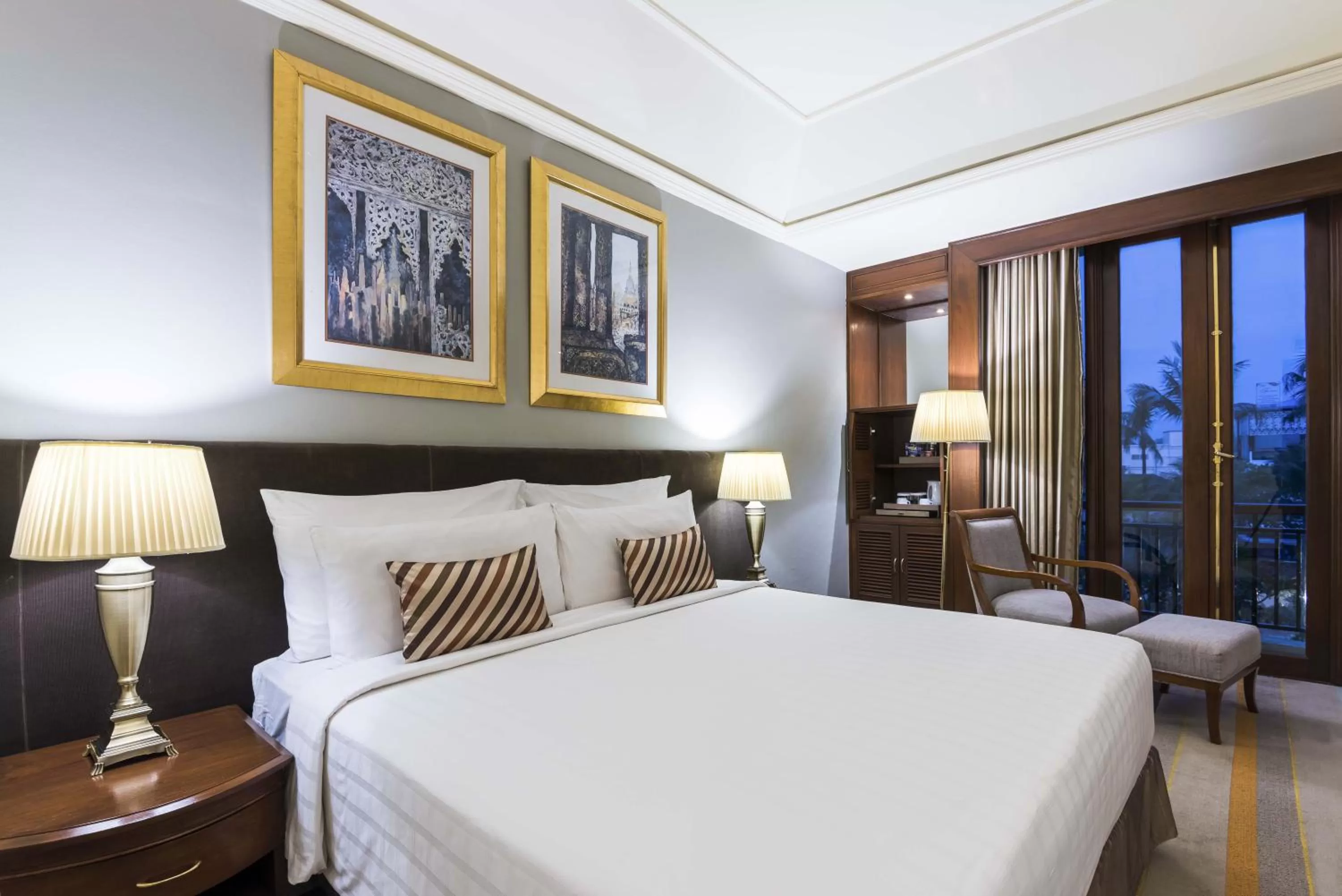 Deluxe Room Lake or Garden View - King in Chatrium Hotel Royal Lake Yangon