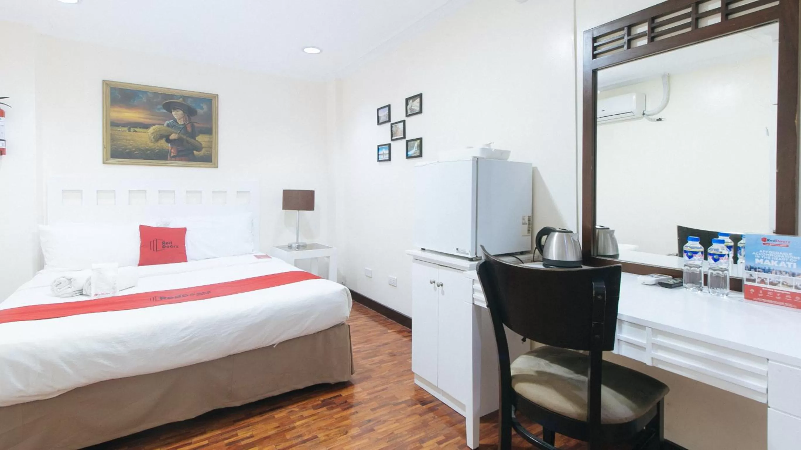 Double Room in RedDoorz Premium near Greenbelt Makati - Vaccinated Staff