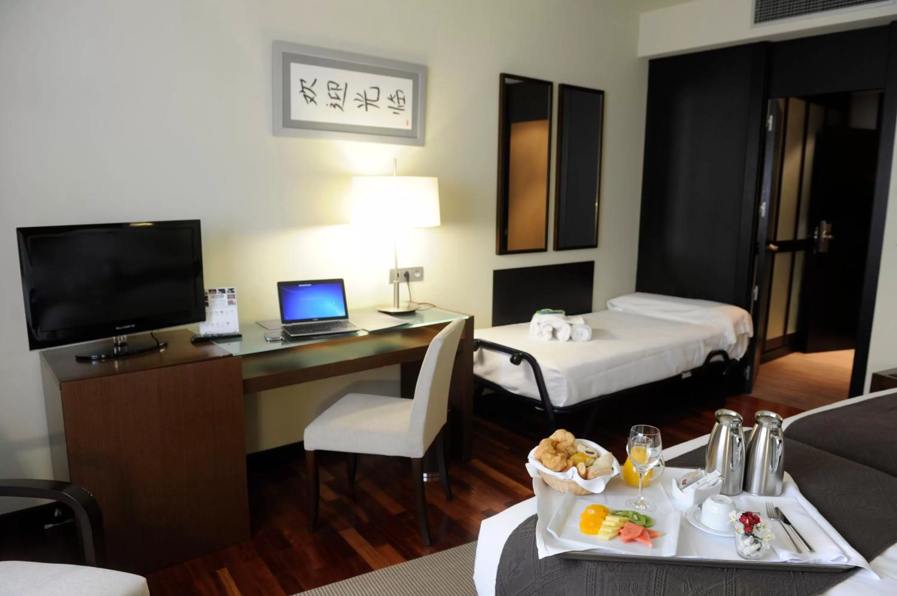  Twin Room with Extra Bed (2 Adults + 1 Child under 12 years old) in Attica21 Coruña