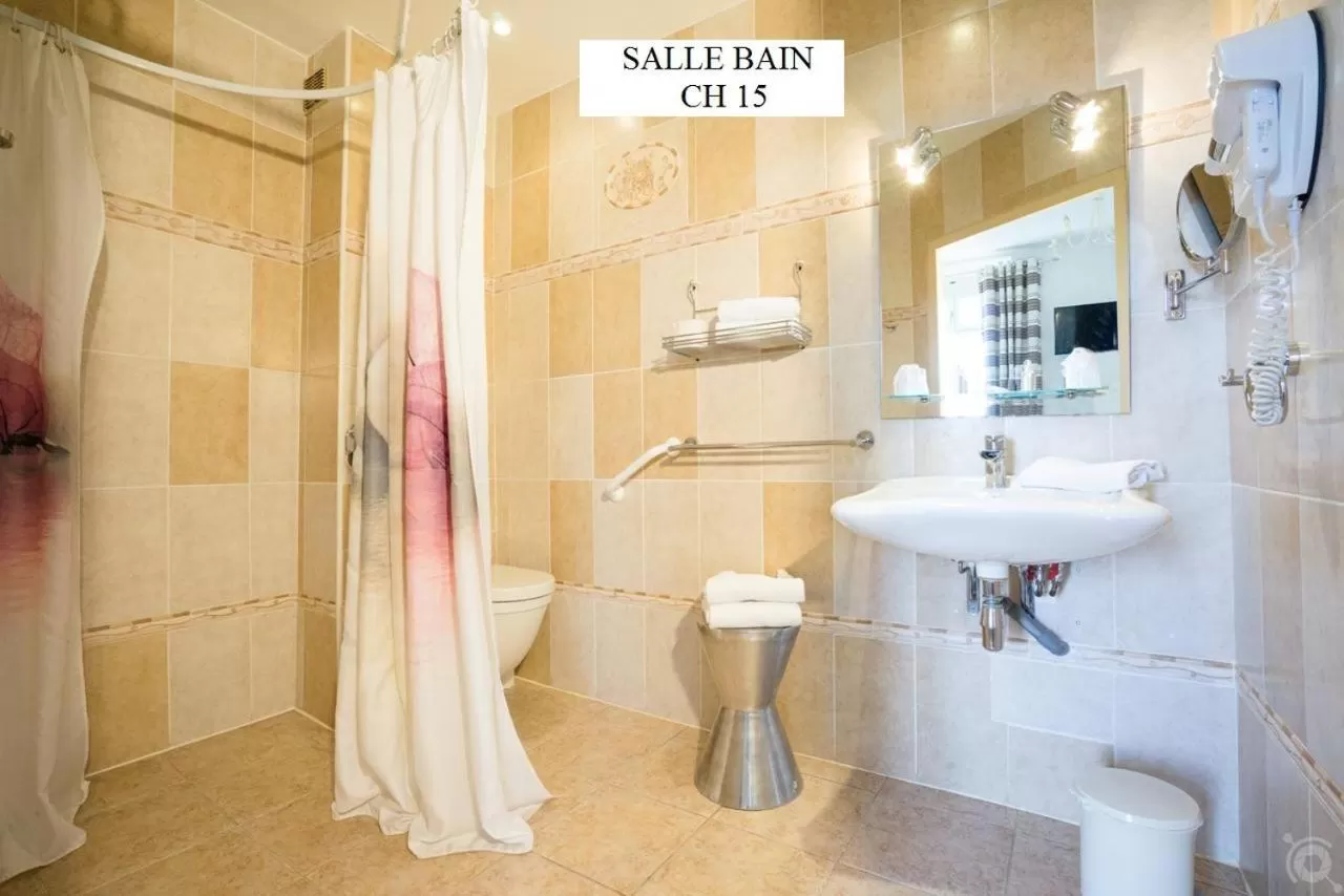 Quadruple Room with Shower in Hotel Restaurant Bellevue