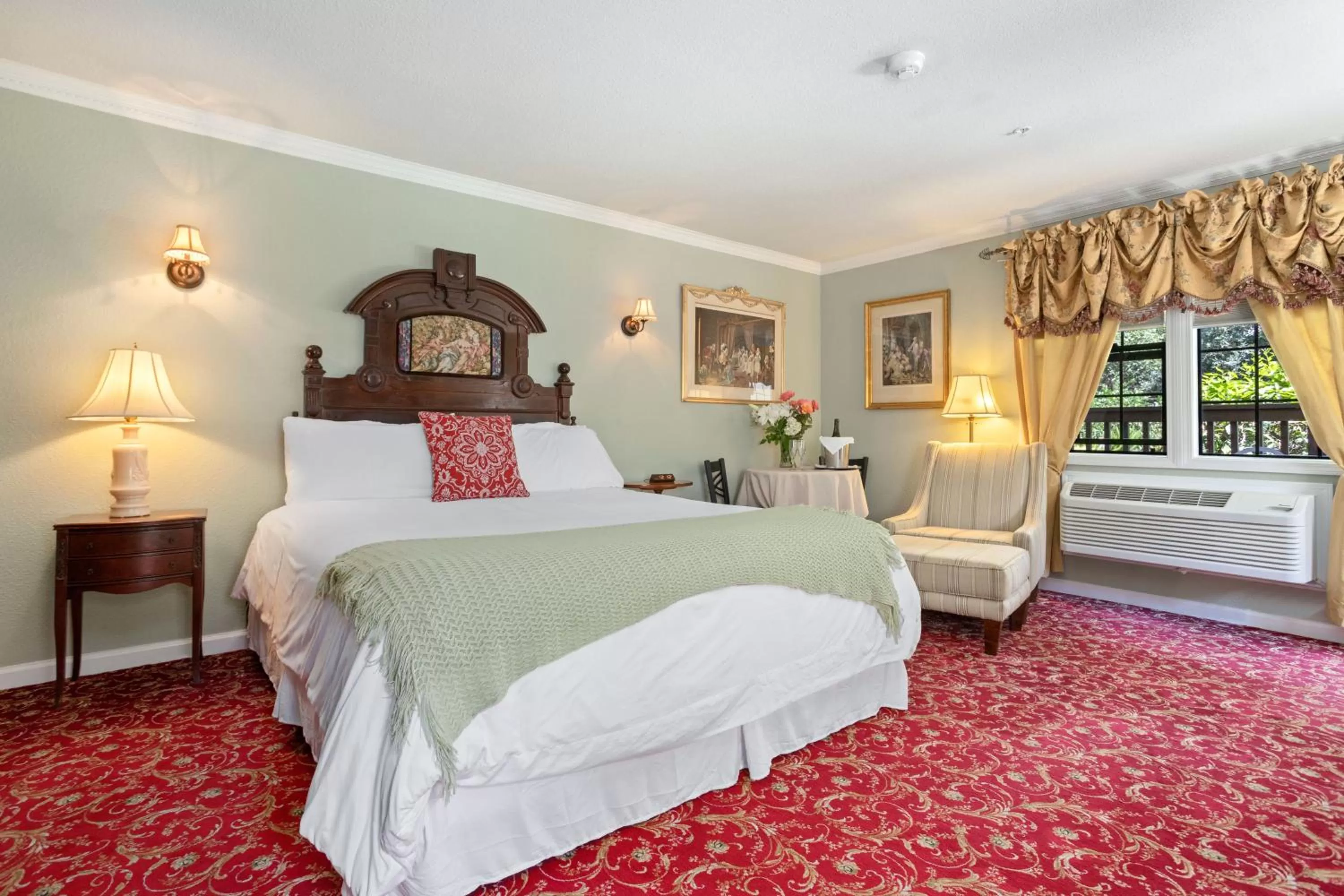 King Room with Spa Bath in Candlelight Inn Napa Valley