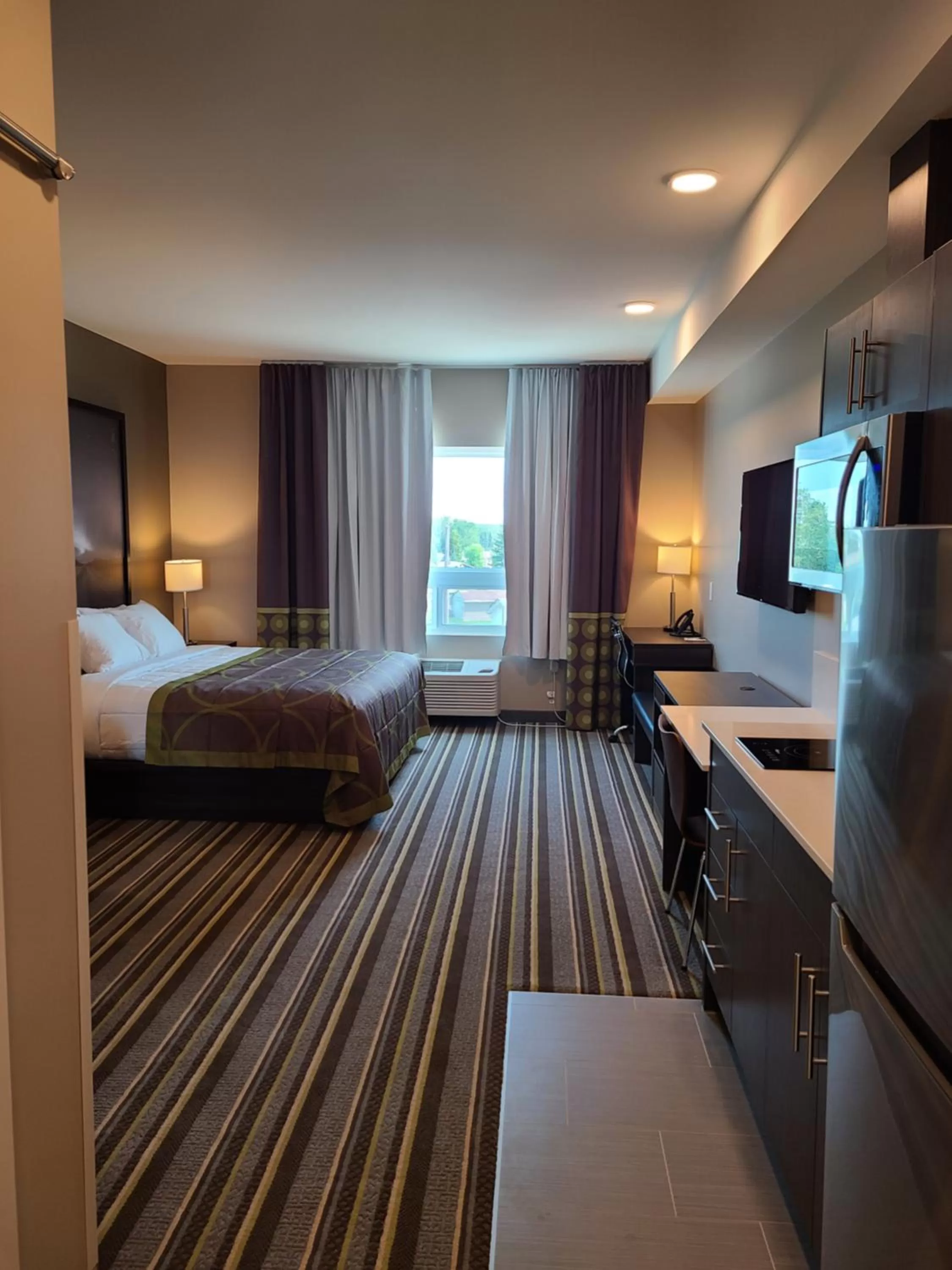 King Studio Suite - Non-Smoking in Super 8 by Wyndham Thompson