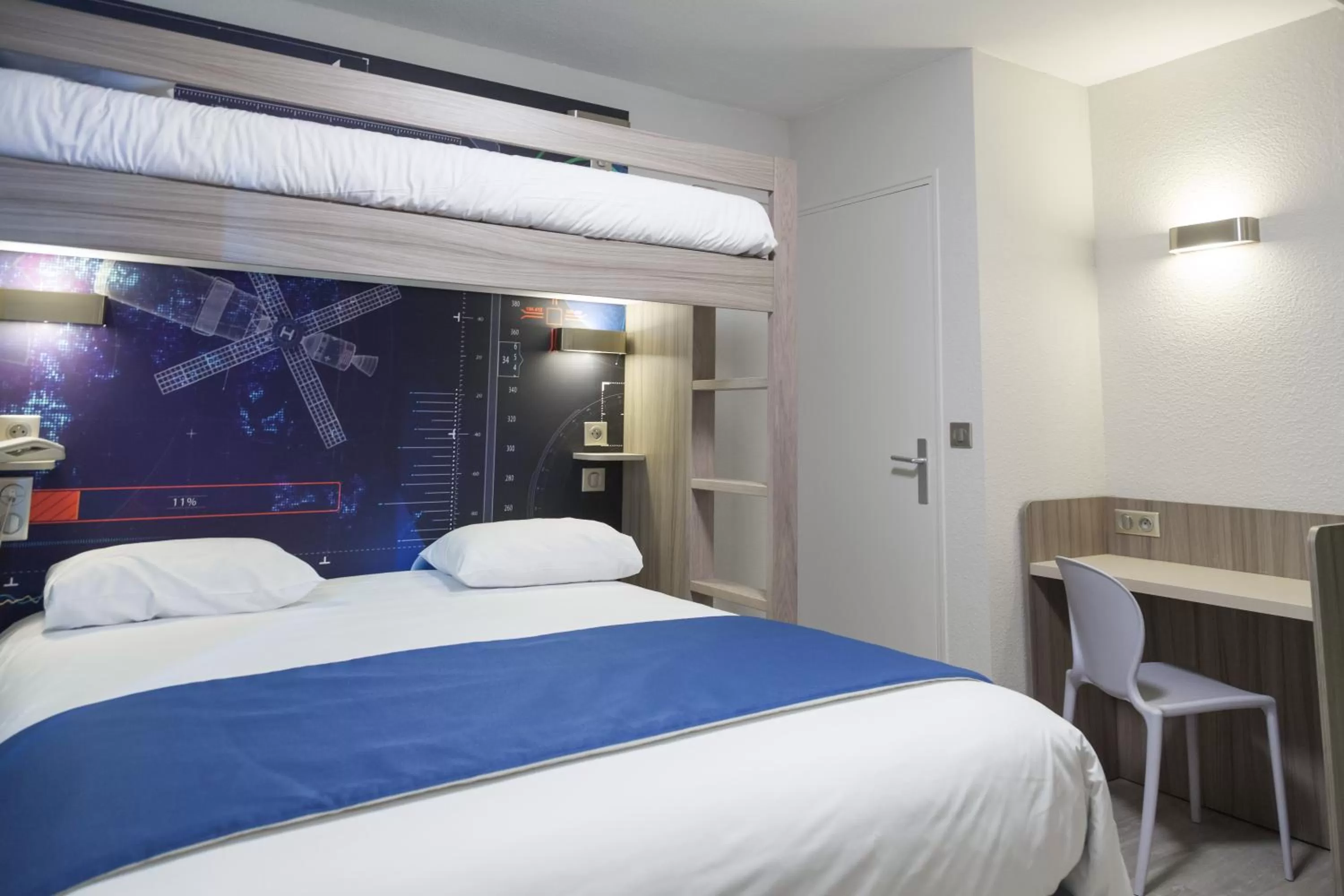 Quintuple Room in Kyriad Poitiers Jules Verne Site du Futuroscope