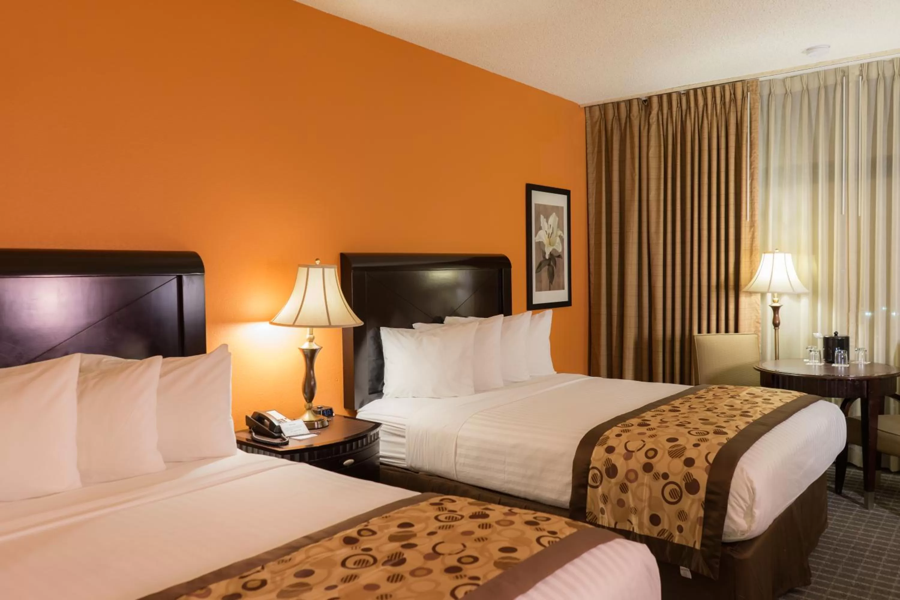 Deluxe Queen Room with Two Queen Beds in Oakland Airport Executive Hotel