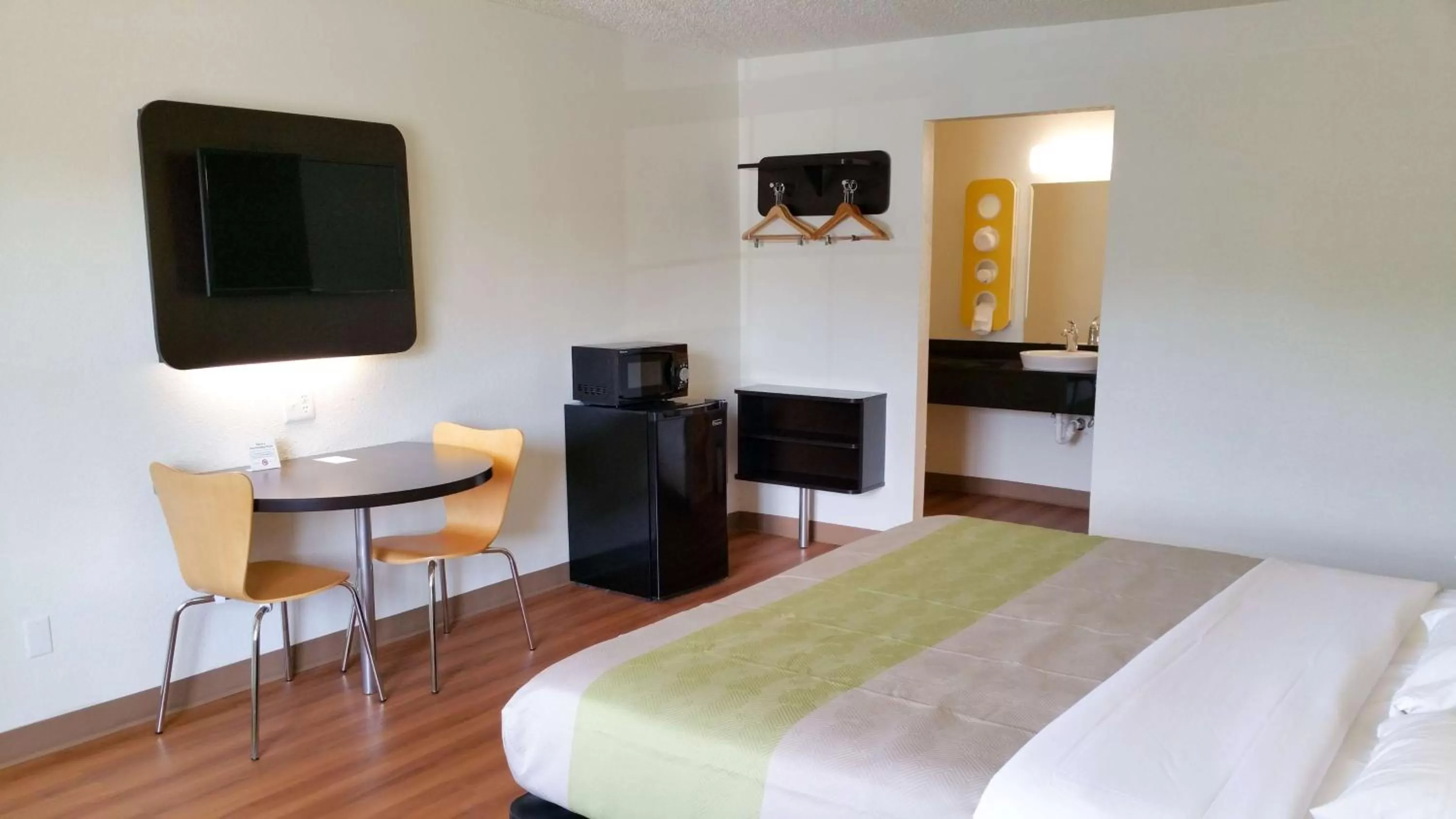 Deluxe King Room - Non-Smoking in Motel 6-Palestine, TX