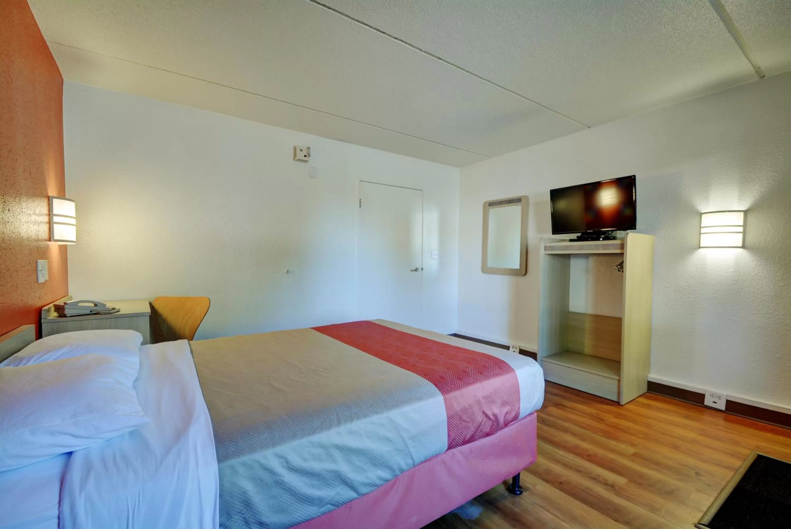 Bedroom, Bed in Motel 6-Chicopee, MA - Springfield