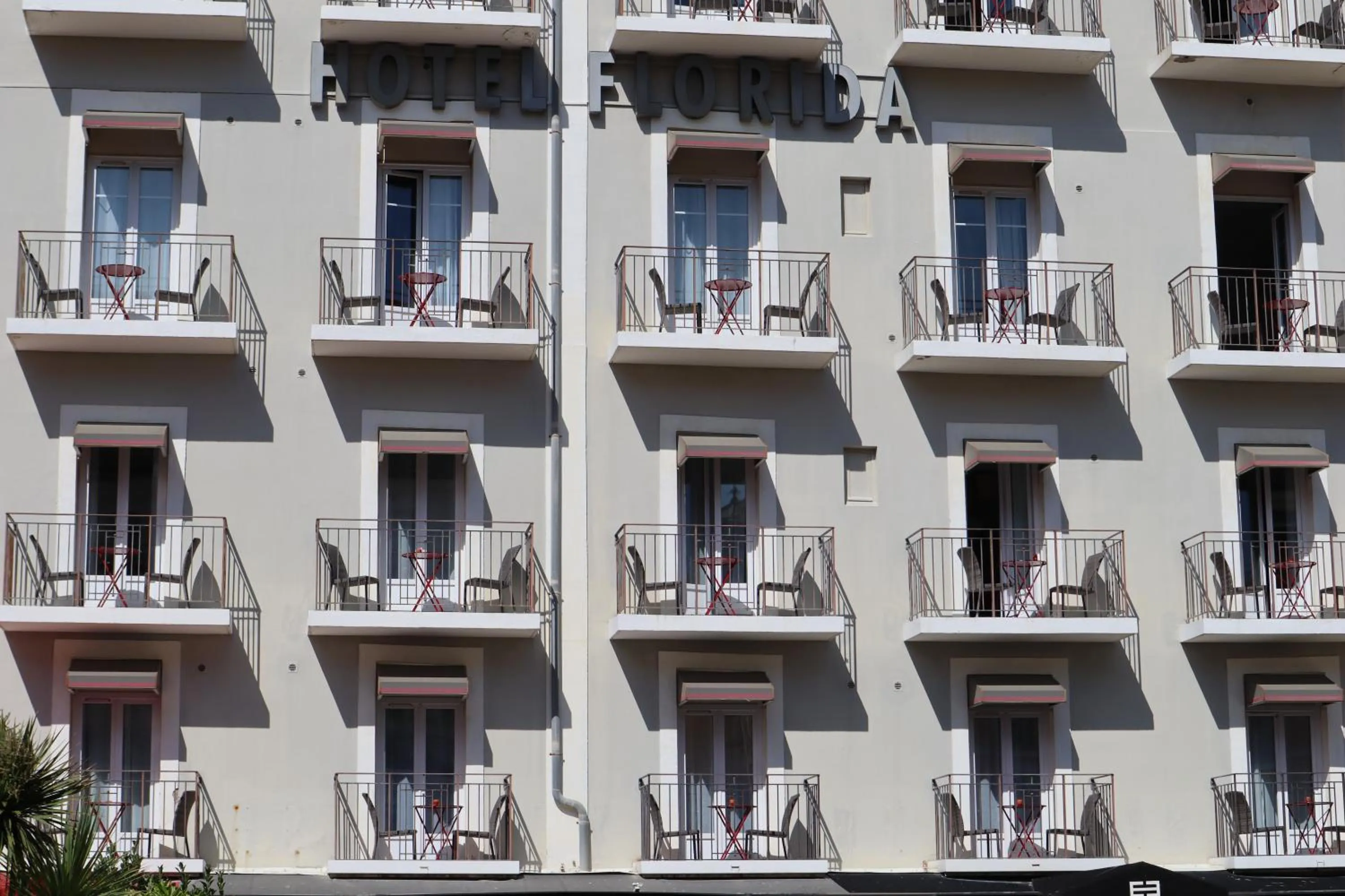 Property building in Hôtel Florida