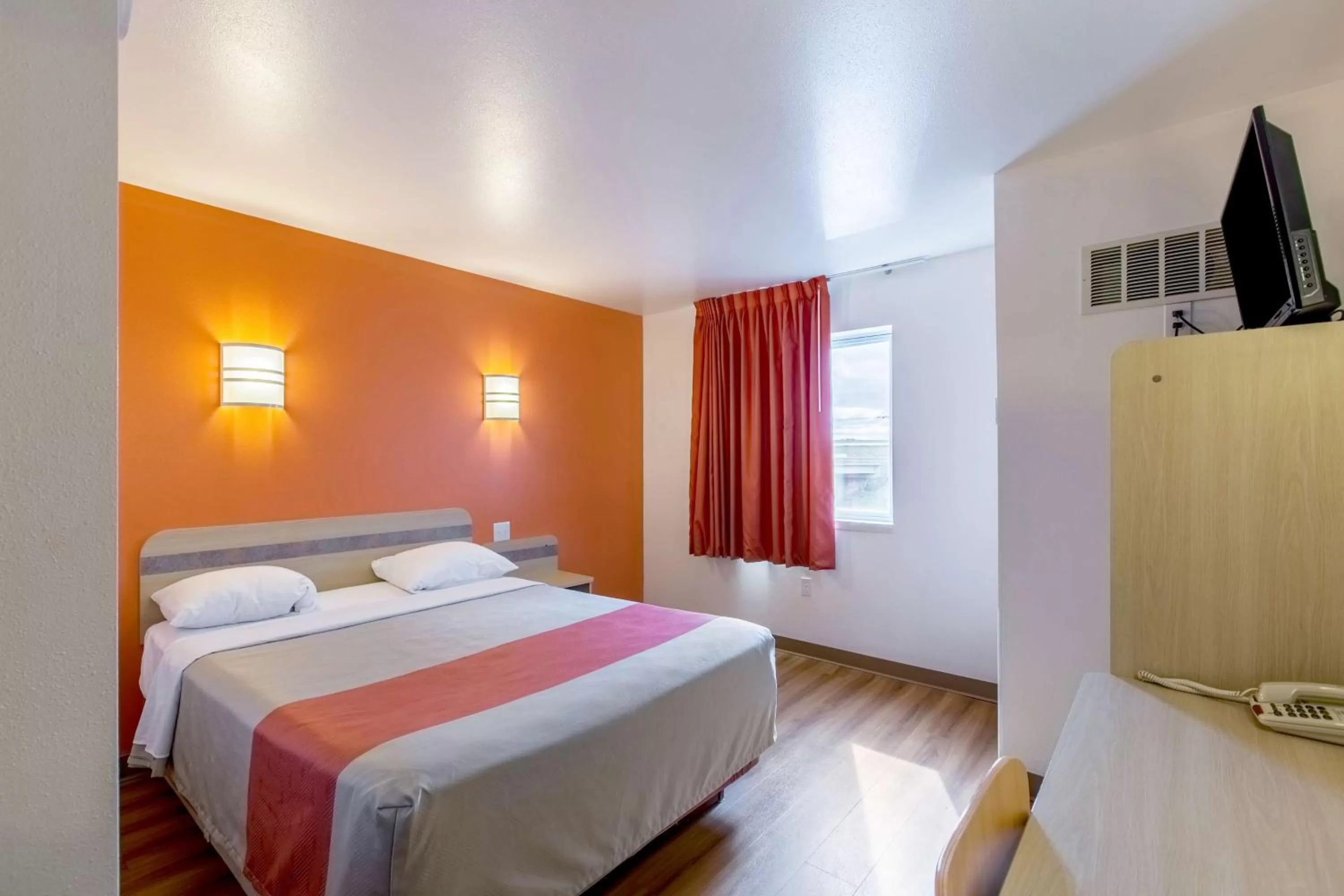 Deluxe King Room - Non-Smoking in Motel 6-Baraboo, WI - Lake Delton-Wisconsin Dells